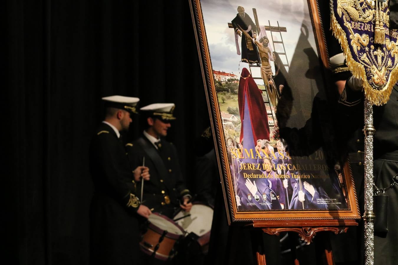 El Cine-teatro Balboa acogió, ayer, la sexta edición del 'Certamen de Bandas Solidario', organizado por la Junta de Cofradías de la Semana Santa de Jerez de los Caballeros. Un Certamen que, gracias a la participación de las distintas agrupaciones musicales del municipio y del Valle de Santa Ana, consiguió recaudar 375 euros y 36 kilos a beneficio del Almacén de Alimentos que Cruz Roja gestiona en Jerez. 