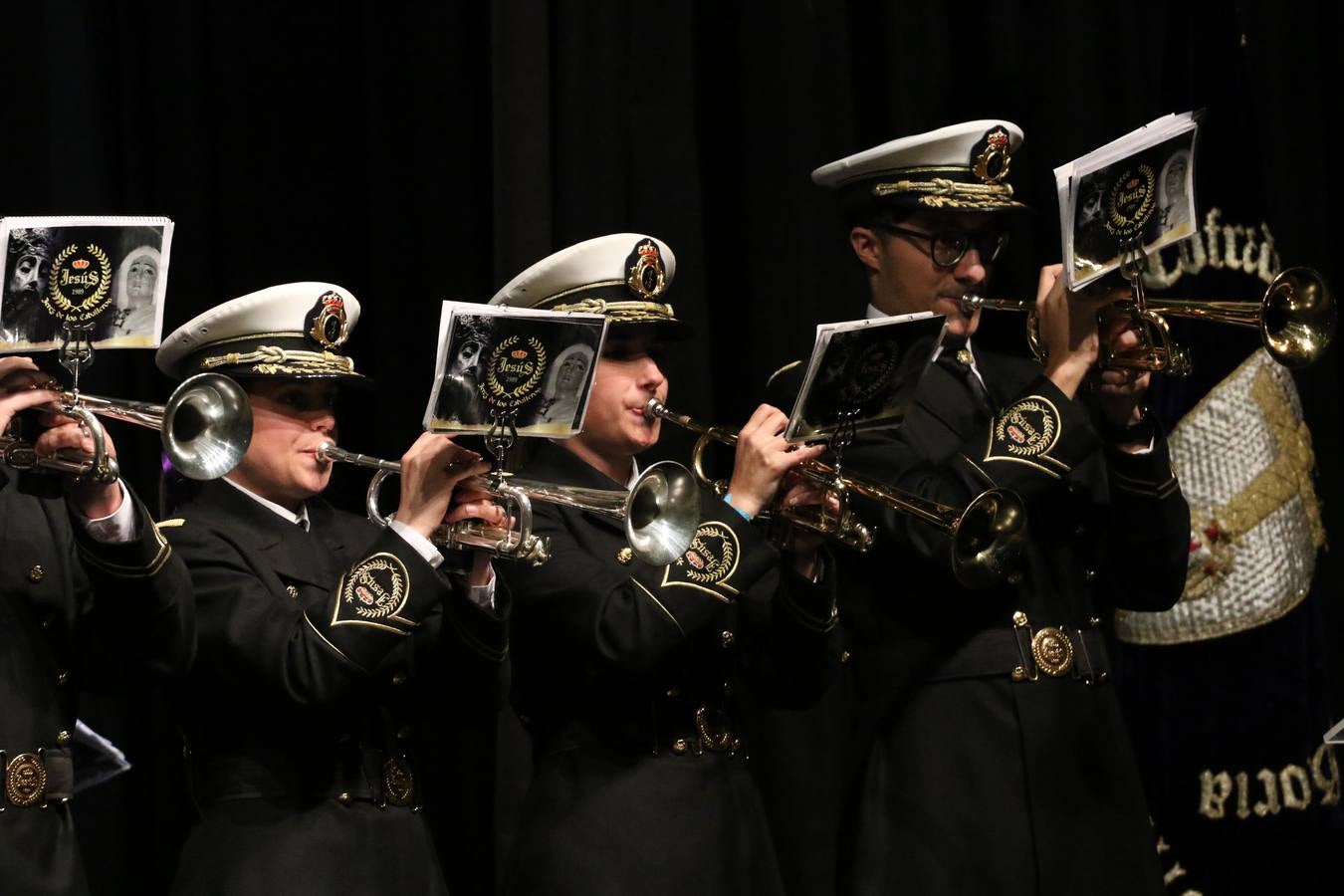 El Cine-teatro Balboa acogió, ayer, la sexta edición del 'Certamen de Bandas Solidario', organizado por la Junta de Cofradías de la Semana Santa de Jerez de los Caballeros. Un Certamen que, gracias a la participación de las distintas agrupaciones musicales del municipio y del Valle de Santa Ana, consiguió recaudar 375 euros y 36 kilos a beneficio del Almacén de Alimentos que Cruz Roja gestiona en Jerez. 