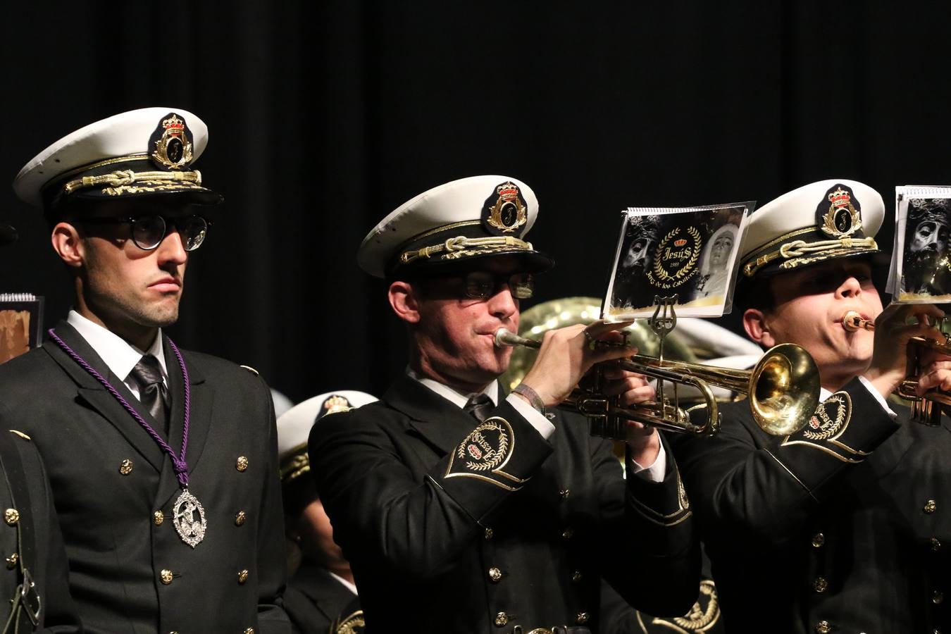 El Cine-teatro Balboa acogió, ayer, la sexta edición del 'Certamen de Bandas Solidario', organizado por la Junta de Cofradías de la Semana Santa de Jerez de los Caballeros. Un Certamen que, gracias a la participación de las distintas agrupaciones musicales del municipio y del Valle de Santa Ana, consiguió recaudar 375 euros y 36 kilos a beneficio del Almacén de Alimentos que Cruz Roja gestiona en Jerez. 