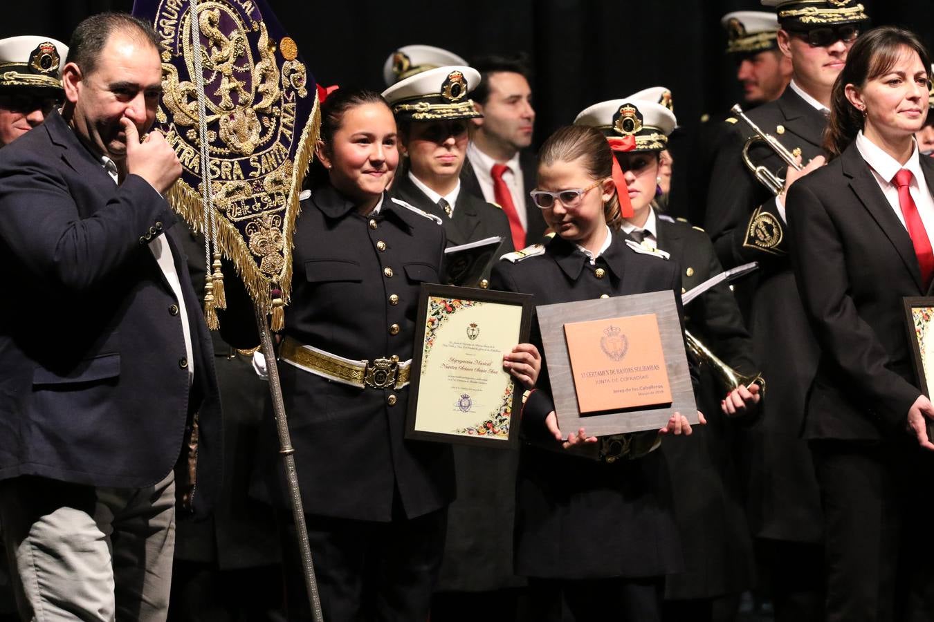 El Cine-teatro Balboa acogió, ayer, la sexta edición del 'Certamen de Bandas Solidario', organizado por la Junta de Cofradías de la Semana Santa de Jerez de los Caballeros. Un Certamen que, gracias a la participación de las distintas agrupaciones musicales del municipio y del Valle de Santa Ana, consiguió recaudar 375 euros y 36 kilos a beneficio del Almacén de Alimentos que Cruz Roja gestiona en Jerez. 