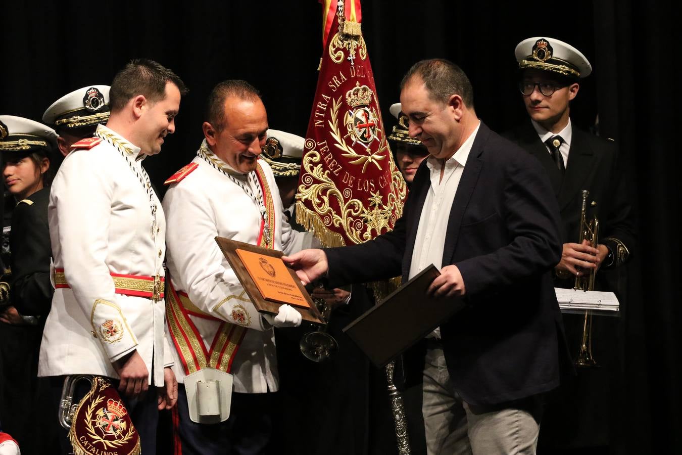 El Cine-teatro Balboa acogió, ayer, la sexta edición del 'Certamen de Bandas Solidario', organizado por la Junta de Cofradías de la Semana Santa de Jerez de los Caballeros. Un Certamen que, gracias a la participación de las distintas agrupaciones musicales del municipio y del Valle de Santa Ana, consiguió recaudar 375 euros y 36 kilos a beneficio del Almacén de Alimentos que Cruz Roja gestiona en Jerez. 