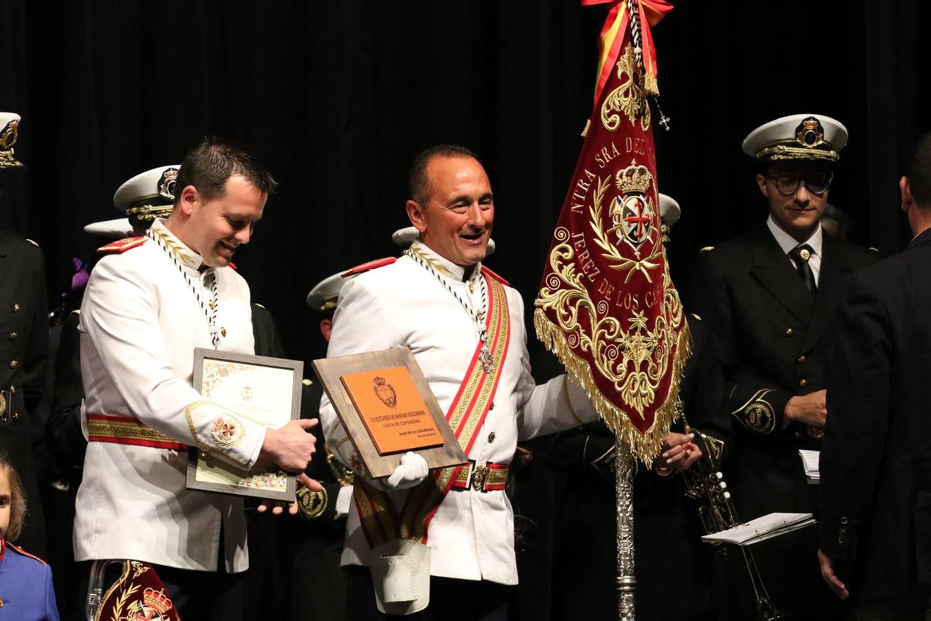 El Cine-teatro Balboa acogió, ayer, la sexta edición del 'Certamen de Bandas Solidario', organizado por la Junta de Cofradías de la Semana Santa de Jerez de los Caballeros. Un Certamen que, gracias a la participación de las distintas agrupaciones musicales del municipio y del Valle de Santa Ana, consiguió recaudar 375 euros y 36 kilos a beneficio del Almacén de Alimentos que Cruz Roja gestiona en Jerez. 
