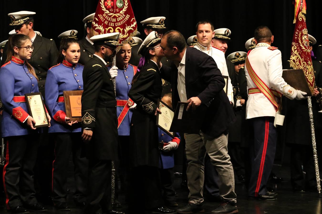 El Cine-teatro Balboa acogió, ayer, la sexta edición del 'Certamen de Bandas Solidario', organizado por la Junta de Cofradías de la Semana Santa de Jerez de los Caballeros. Un Certamen que, gracias a la participación de las distintas agrupaciones musicales del municipio y del Valle de Santa Ana, consiguió recaudar 375 euros y 36 kilos a beneficio del Almacén de Alimentos que Cruz Roja gestiona en Jerez. 