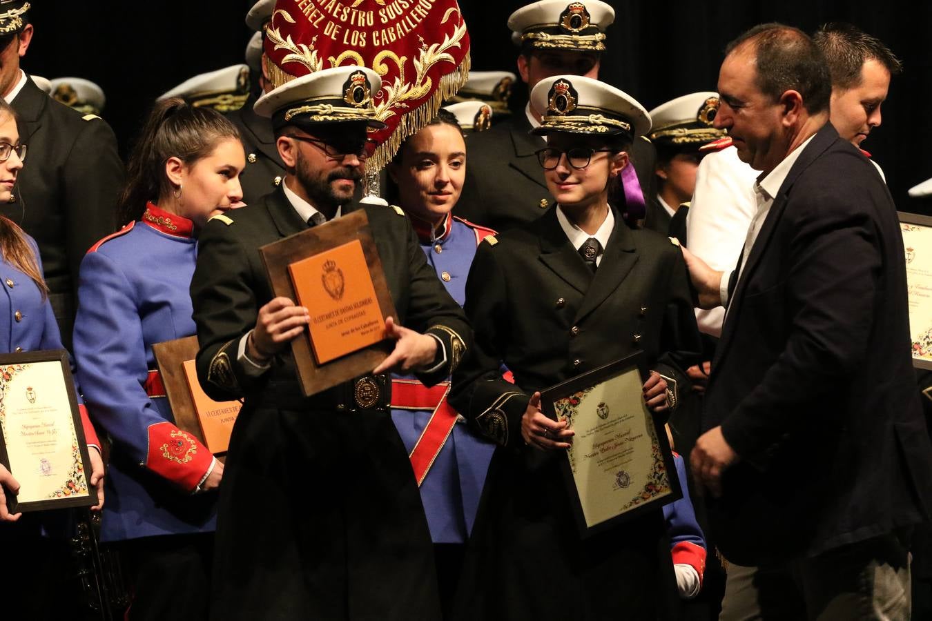 El Cine-teatro Balboa acogió, ayer, la sexta edición del 'Certamen de Bandas Solidario', organizado por la Junta de Cofradías de la Semana Santa de Jerez de los Caballeros. Un Certamen que, gracias a la participación de las distintas agrupaciones musicales del municipio y del Valle de Santa Ana, consiguió recaudar 375 euros y 36 kilos a beneficio del Almacén de Alimentos que Cruz Roja gestiona en Jerez. 