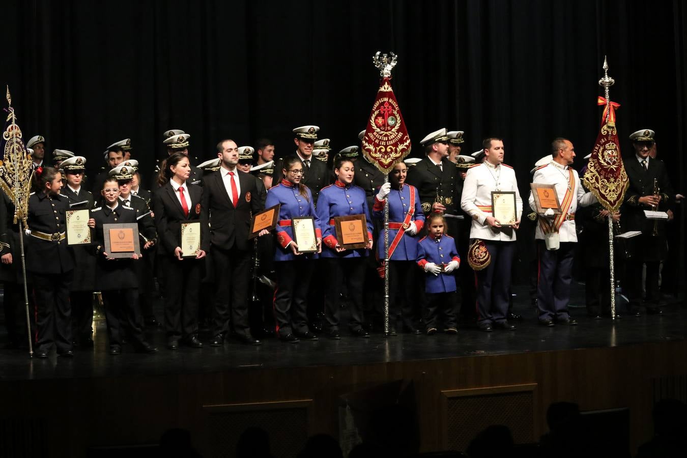 El Cine-teatro Balboa acogió, ayer, la sexta edición del 'Certamen de Bandas Solidario', organizado por la Junta de Cofradías de la Semana Santa de Jerez de los Caballeros. Un Certamen que, gracias a la participación de las distintas agrupaciones musicales del municipio y del Valle de Santa Ana, consiguió recaudar 375 euros y 36 kilos a beneficio del Almacén de Alimentos que Cruz Roja gestiona en Jerez. 