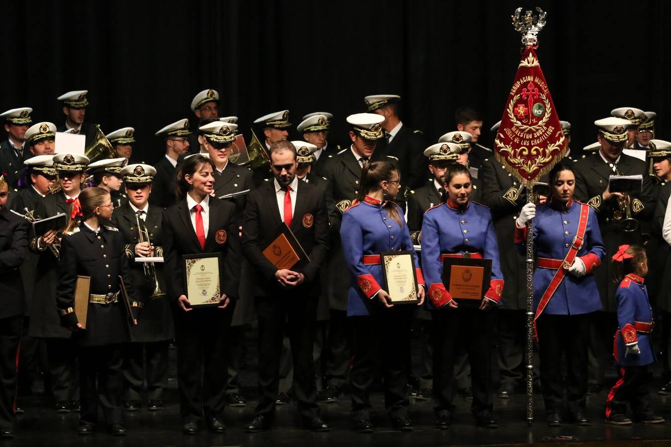 El Cine-teatro Balboa acogió, ayer, la sexta edición del 'Certamen de Bandas Solidario', organizado por la Junta de Cofradías de la Semana Santa de Jerez de los Caballeros. Un Certamen que, gracias a la participación de las distintas agrupaciones musicales del municipio y del Valle de Santa Ana, consiguió recaudar 375 euros y 36 kilos a beneficio del Almacén de Alimentos que Cruz Roja gestiona en Jerez. 