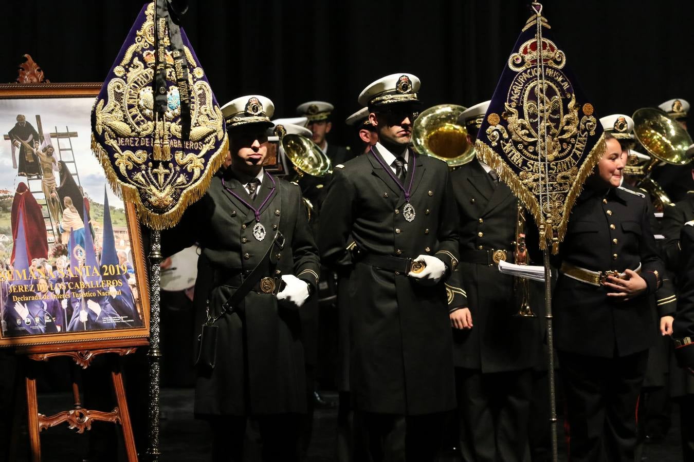 El Cine-teatro Balboa acogió, ayer, la sexta edición del 'Certamen de Bandas Solidario', organizado por la Junta de Cofradías de la Semana Santa de Jerez de los Caballeros. Un Certamen que, gracias a la participación de las distintas agrupaciones musicales del municipio y del Valle de Santa Ana, consiguió recaudar 375 euros y 36 kilos a beneficio del Almacén de Alimentos que Cruz Roja gestiona en Jerez. 