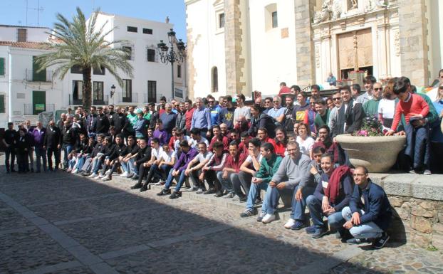 Unidos todos los costaleros y costaleras en la Plaza de España.