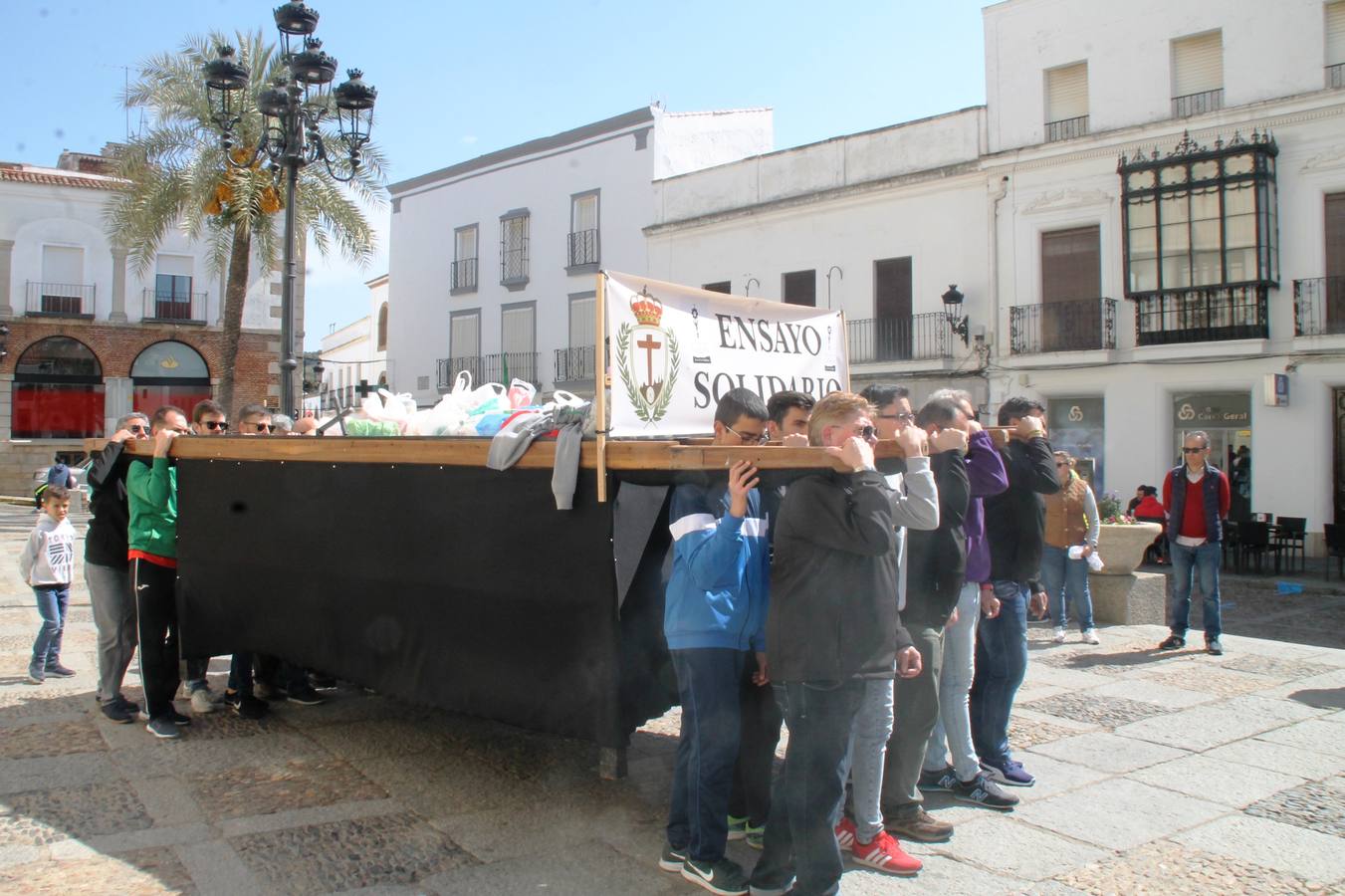 Costaleros y costaleras de la Semana Santa de Jerez de los Caballeros, Fiesta de Interés Turístico Nacional, han vivido este domingo una gran jornada de unión y convivencia y han recorrido las calles de la ciudad portando la solidaridad de numerosos vecinos y vecinas que han respondido a su llamamiento, '¡Échame kilos¡', aportando alimentos no perecederos con destino al almacén de alimentos que gestiona la Asamblea Local de Cruz Roja.Unos 200 costaleros y costaleras de las distintas Cofradías y Hermandades jerezanas, han participado en esta cita, por primera vez bajo la organización de la Asociación que les agrupa y junto con la Junta de Cofradías, disfrutando finalmente de un bonito encuentro en la Casa de la Iglesia