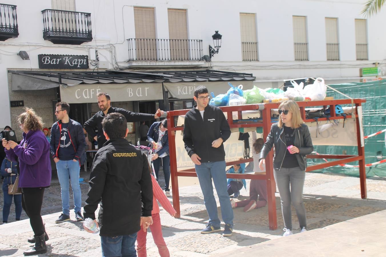 Costaleros y costaleras de la Semana Santa de Jerez de los Caballeros, Fiesta de Interés Turístico Nacional, han vivido este domingo una gran jornada de unión y convivencia y han recorrido las calles de la ciudad portando la solidaridad de numerosos vecinos y vecinas que han respondido a su llamamiento, '¡Échame kilos¡', aportando alimentos no perecederos con destino al almacén de alimentos que gestiona la Asamblea Local de Cruz Roja.Unos 200 costaleros y costaleras de las distintas Cofradías y Hermandades jerezanas, han participado en esta cita, por primera vez bajo la organización de la Asociación que les agrupa y junto con la Junta de Cofradías, disfrutando finalmente de un bonito encuentro en la Casa de la Iglesia