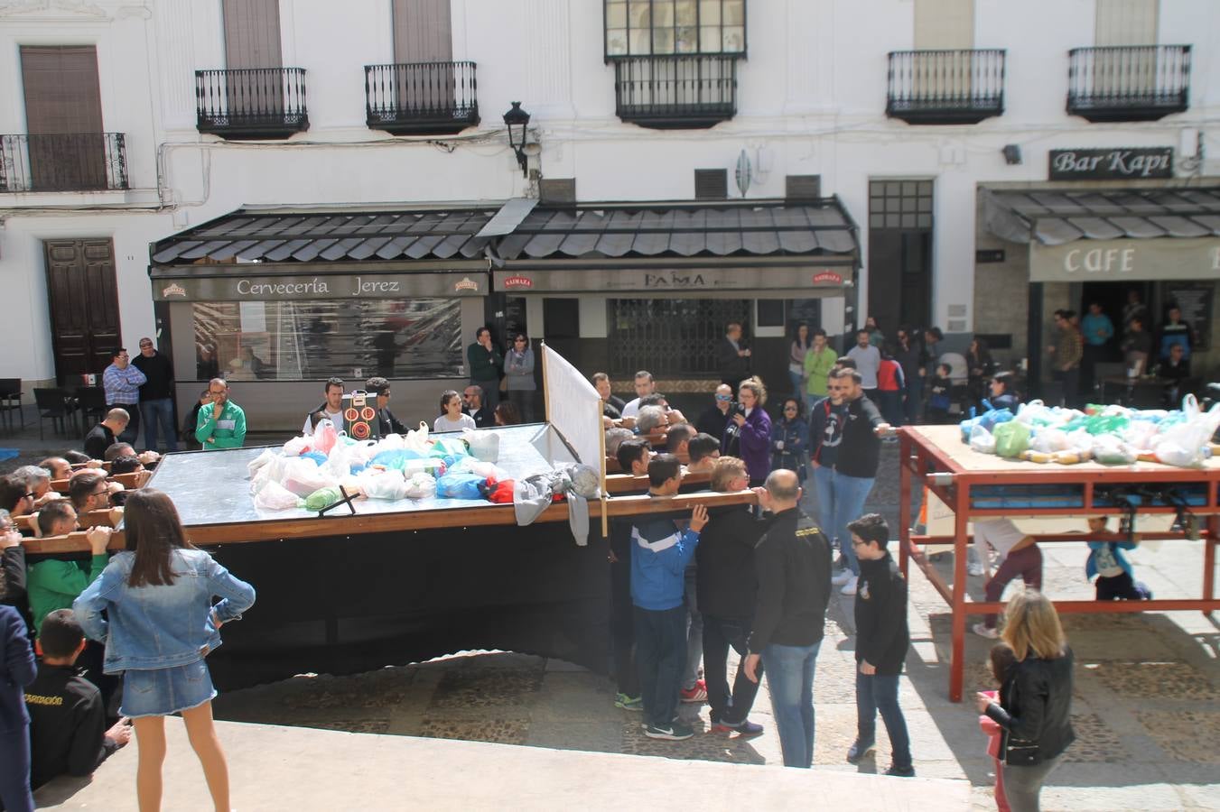 Costaleros y costaleras de la Semana Santa de Jerez de los Caballeros, Fiesta de Interés Turístico Nacional, han vivido este domingo una gran jornada de unión y convivencia y han recorrido las calles de la ciudad portando la solidaridad de numerosos vecinos y vecinas que han respondido a su llamamiento, '¡Échame kilos¡', aportando alimentos no perecederos con destino al almacén de alimentos que gestiona la Asamblea Local de Cruz Roja.Unos 200 costaleros y costaleras de las distintas Cofradías y Hermandades jerezanas, han participado en esta cita, por primera vez bajo la organización de la Asociación que les agrupa y junto con la Junta de Cofradías, disfrutando finalmente de un bonito encuentro en la Casa de la Iglesia