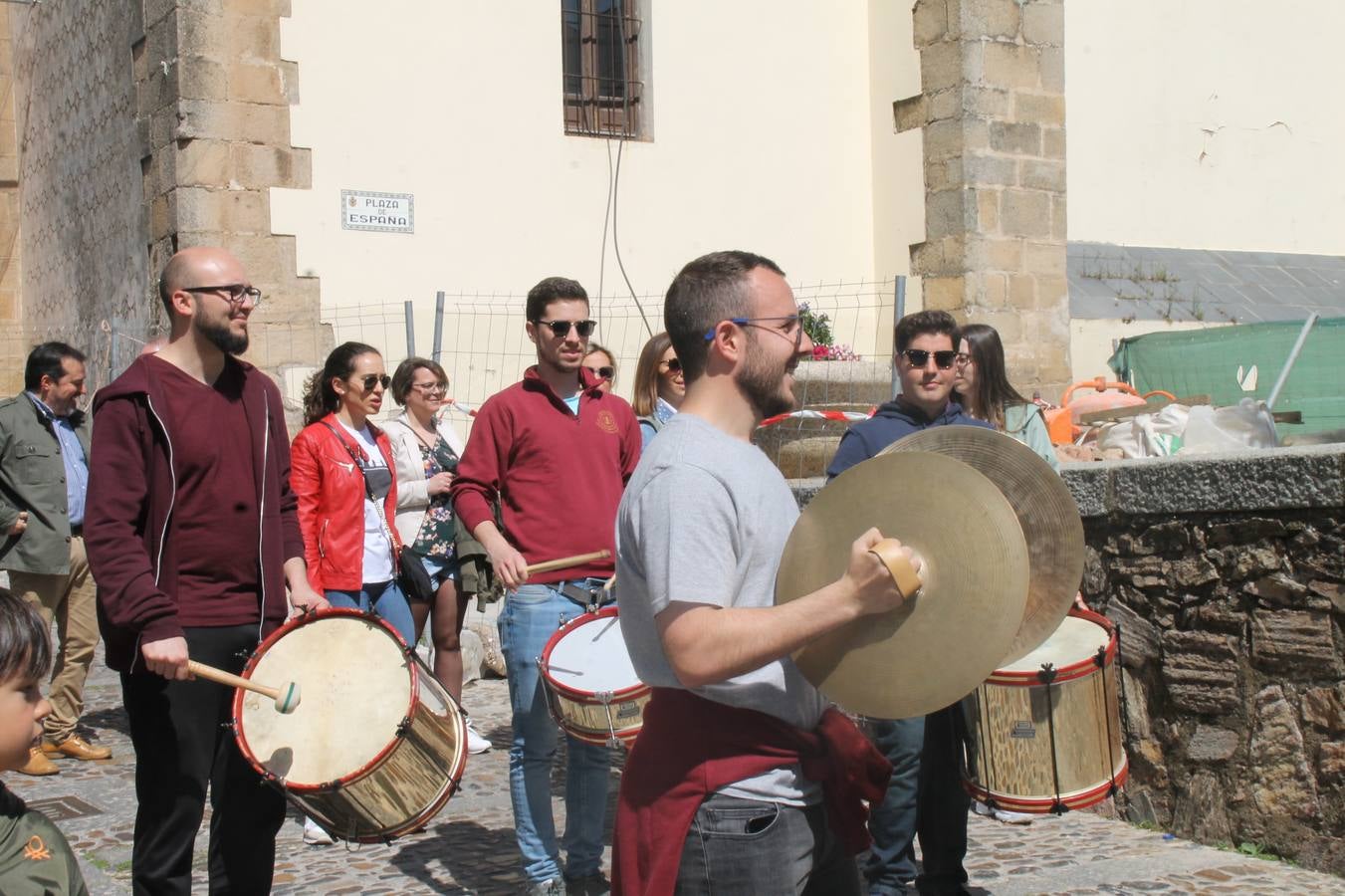 Costaleros y costaleras de la Semana Santa de Jerez de los Caballeros, Fiesta de Interés Turístico Nacional, han vivido este domingo una gran jornada de unión y convivencia y han recorrido las calles de la ciudad portando la solidaridad de numerosos vecinos y vecinas que han respondido a su llamamiento, '¡Échame kilos¡', aportando alimentos no perecederos con destino al almacén de alimentos que gestiona la Asamblea Local de Cruz Roja.Unos 200 costaleros y costaleras de las distintas Cofradías y Hermandades jerezanas, han participado en esta cita, por primera vez bajo la organización de la Asociación que les agrupa y junto con la Junta de Cofradías, disfrutando finalmente de un bonito encuentro en la Casa de la Iglesia