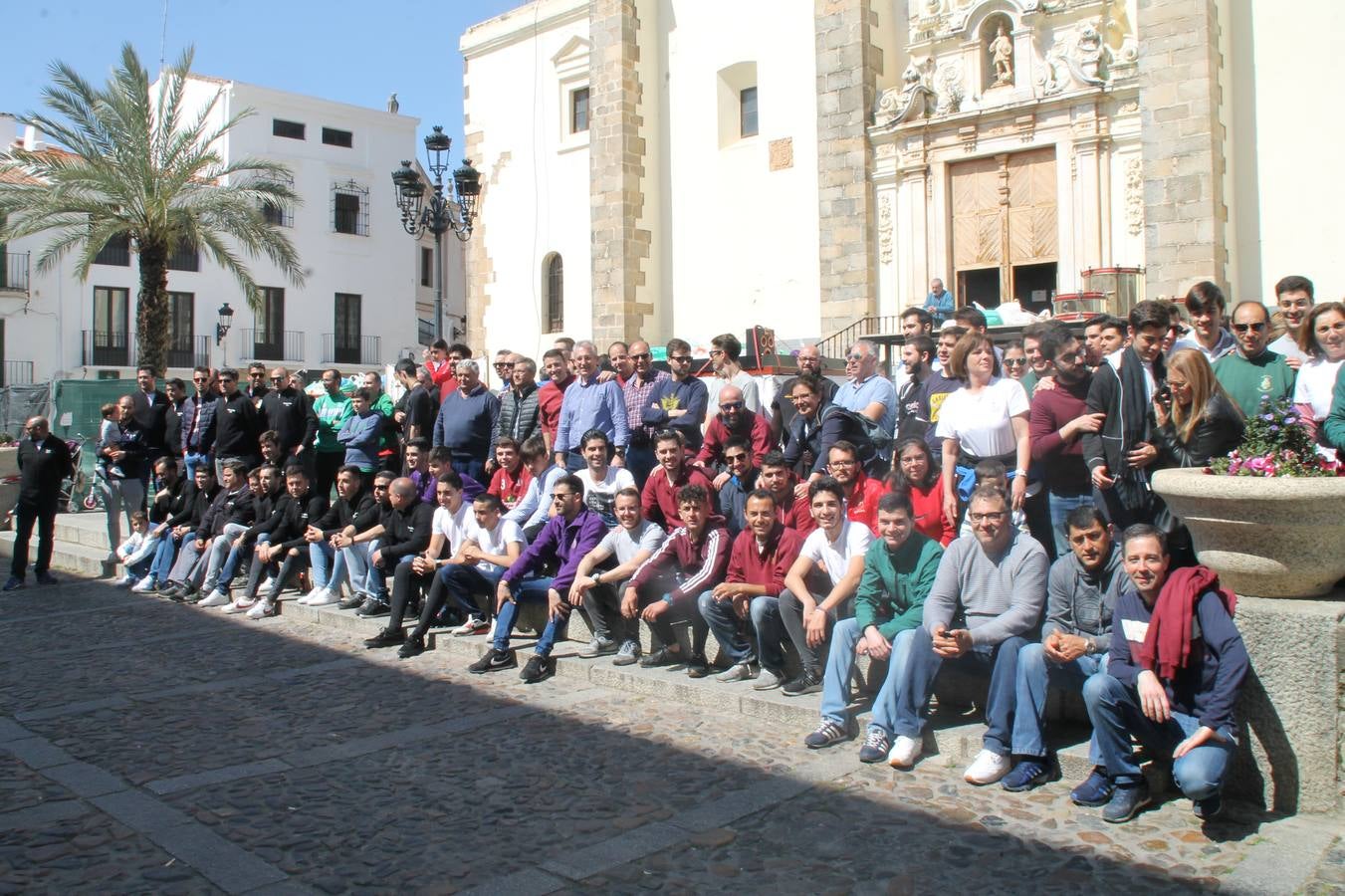 Costaleros y costaleras de la Semana Santa de Jerez de los Caballeros, Fiesta de Interés Turístico Nacional, han vivido este domingo una gran jornada de unión y convivencia y han recorrido las calles de la ciudad portando la solidaridad de numerosos vecinos y vecinas que han respondido a su llamamiento, '¡Échame kilos¡', aportando alimentos no perecederos con destino al almacén de alimentos que gestiona la Asamblea Local de Cruz Roja.Unos 200 costaleros y costaleras de las distintas Cofradías y Hermandades jerezanas, han participado en esta cita, por primera vez bajo la organización de la Asociación que les agrupa y junto con la Junta de Cofradías, disfrutando finalmente de un bonito encuentro en la Casa de la Iglesia