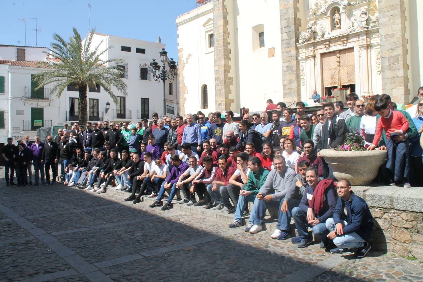 Costaleros y costaleras de la Semana Santa de Jerez de los Caballeros, Fiesta de Interés Turístico Nacional, han vivido este domingo una gran jornada de unión y convivencia y han recorrido las calles de la ciudad portando la solidaridad de numerosos vecinos y vecinas que han respondido a su llamamiento, '¡Échame kilos¡', aportando alimentos no perecederos con destino al almacén de alimentos que gestiona la Asamblea Local de Cruz Roja.Unos 200 costaleros y costaleras de las distintas Cofradías y Hermandades jerezanas, han participado en esta cita, por primera vez bajo la organización de la Asociación que les agrupa y junto con la Junta de Cofradías, disfrutando finalmente de un bonito encuentro en la Casa de la Iglesia