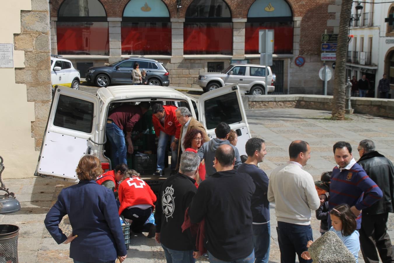 Costaleros y costaleras de la Semana Santa de Jerez de los Caballeros, Fiesta de Interés Turístico Nacional, han vivido este domingo una gran jornada de unión y convivencia y han recorrido las calles de la ciudad portando la solidaridad de numerosos vecinos y vecinas que han respondido a su llamamiento, '¡Échame kilos¡', aportando alimentos no perecederos con destino al almacén de alimentos que gestiona la Asamblea Local de Cruz Roja.Unos 200 costaleros y costaleras de las distintas Cofradías y Hermandades jerezanas, han participado en esta cita, por primera vez bajo la organización de la Asociación que les agrupa y junto con la Junta de Cofradías, disfrutando finalmente de un bonito encuentro en la Casa de la Iglesia