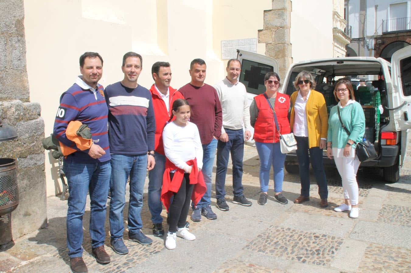 Costaleros y costaleras de la Semana Santa de Jerez de los Caballeros, Fiesta de Interés Turístico Nacional, han vivido este domingo una gran jornada de unión y convivencia y han recorrido las calles de la ciudad portando la solidaridad de numerosos vecinos y vecinas que han respondido a su llamamiento, '¡Échame kilos¡', aportando alimentos no perecederos con destino al almacén de alimentos que gestiona la Asamblea Local de Cruz Roja.Unos 200 costaleros y costaleras de las distintas Cofradías y Hermandades jerezanas, han participado en esta cita, por primera vez bajo la organización de la Asociación que les agrupa y junto con la Junta de Cofradías, disfrutando finalmente de un bonito encuentro en la Casa de la Iglesia