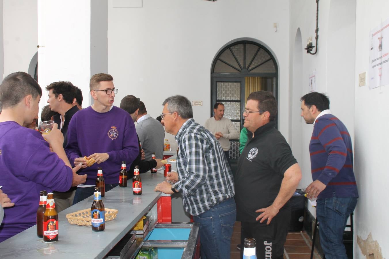 Costaleros y costaleras de la Semana Santa de Jerez de los Caballeros, Fiesta de Interés Turístico Nacional, han vivido este domingo una gran jornada de unión y convivencia y han recorrido las calles de la ciudad portando la solidaridad de numerosos vecinos y vecinas que han respondido a su llamamiento, '¡Échame kilos¡', aportando alimentos no perecederos con destino al almacén de alimentos que gestiona la Asamblea Local de Cruz Roja.Unos 200 costaleros y costaleras de las distintas Cofradías y Hermandades jerezanas, han participado en esta cita, por primera vez bajo la organización de la Asociación que les agrupa y junto con la Junta de Cofradías, disfrutando finalmente de un bonito encuentro en la Casa de la Iglesia