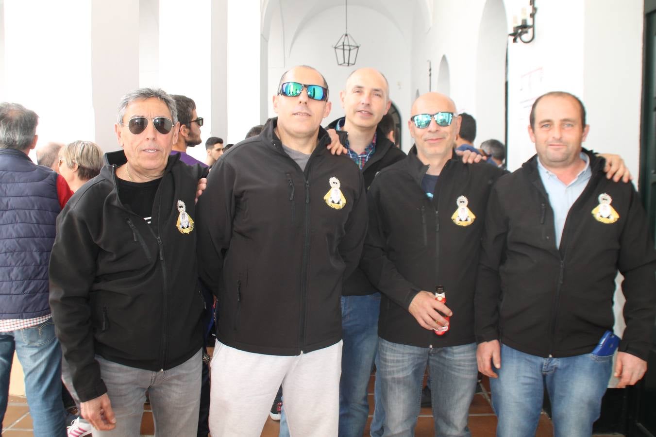 Costaleros y costaleras de la Semana Santa de Jerez de los Caballeros, Fiesta de Interés Turístico Nacional, han vivido este domingo una gran jornada de unión y convivencia y han recorrido las calles de la ciudad portando la solidaridad de numerosos vecinos y vecinas que han respondido a su llamamiento, '¡Échame kilos¡', aportando alimentos no perecederos con destino al almacén de alimentos que gestiona la Asamblea Local de Cruz Roja.Unos 200 costaleros y costaleras de las distintas Cofradías y Hermandades jerezanas, han participado en esta cita, por primera vez bajo la organización de la Asociación que les agrupa y junto con la Junta de Cofradías, disfrutando finalmente de un bonito encuentro en la Casa de la Iglesia
