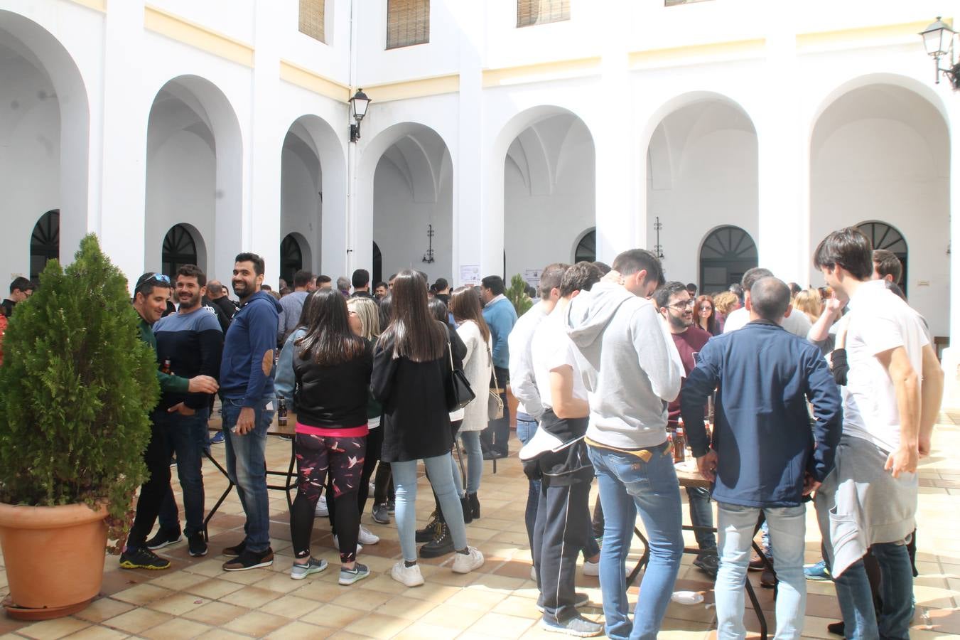 Costaleros y costaleras de la Semana Santa de Jerez de los Caballeros, Fiesta de Interés Turístico Nacional, han vivido este domingo una gran jornada de unión y convivencia y han recorrido las calles de la ciudad portando la solidaridad de numerosos vecinos y vecinas que han respondido a su llamamiento, '¡Échame kilos¡', aportando alimentos no perecederos con destino al almacén de alimentos que gestiona la Asamblea Local de Cruz Roja.Unos 200 costaleros y costaleras de las distintas Cofradías y Hermandades jerezanas, han participado en esta cita, por primera vez bajo la organización de la Asociación que les agrupa y junto con la Junta de Cofradías, disfrutando finalmente de un bonito encuentro en la Casa de la Iglesia