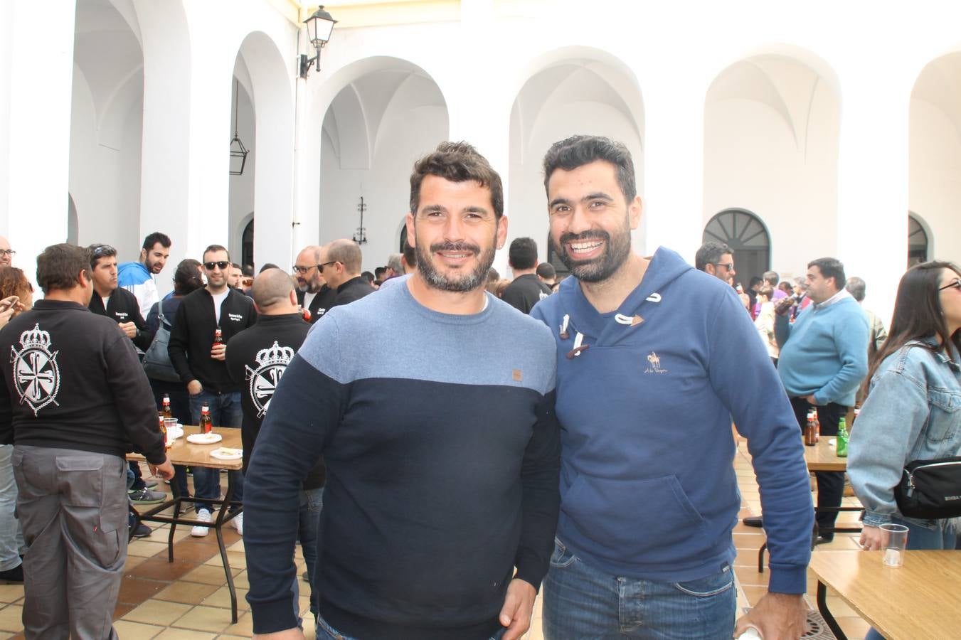 Costaleros y costaleras de la Semana Santa de Jerez de los Caballeros, Fiesta de Interés Turístico Nacional, han vivido este domingo una gran jornada de unión y convivencia y han recorrido las calles de la ciudad portando la solidaridad de numerosos vecinos y vecinas que han respondido a su llamamiento, '¡Échame kilos¡', aportando alimentos no perecederos con destino al almacén de alimentos que gestiona la Asamblea Local de Cruz Roja.Unos 200 costaleros y costaleras de las distintas Cofradías y Hermandades jerezanas, han participado en esta cita, por primera vez bajo la organización de la Asociación que les agrupa y junto con la Junta de Cofradías, disfrutando finalmente de un bonito encuentro en la Casa de la Iglesia