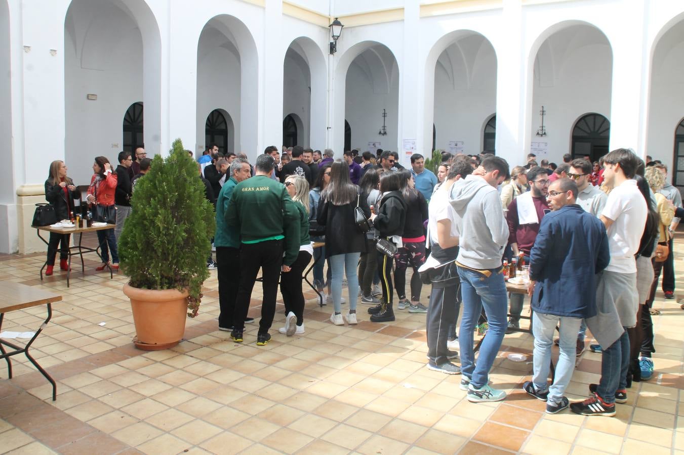 Costaleros y costaleras de la Semana Santa de Jerez de los Caballeros, Fiesta de Interés Turístico Nacional, han vivido este domingo una gran jornada de unión y convivencia y han recorrido las calles de la ciudad portando la solidaridad de numerosos vecinos y vecinas que han respondido a su llamamiento, '¡Échame kilos¡', aportando alimentos no perecederos con destino al almacén de alimentos que gestiona la Asamblea Local de Cruz Roja.Unos 200 costaleros y costaleras de las distintas Cofradías y Hermandades jerezanas, han participado en esta cita, por primera vez bajo la organización de la Asociación que les agrupa y junto con la Junta de Cofradías, disfrutando finalmente de un bonito encuentro en la Casa de la Iglesia