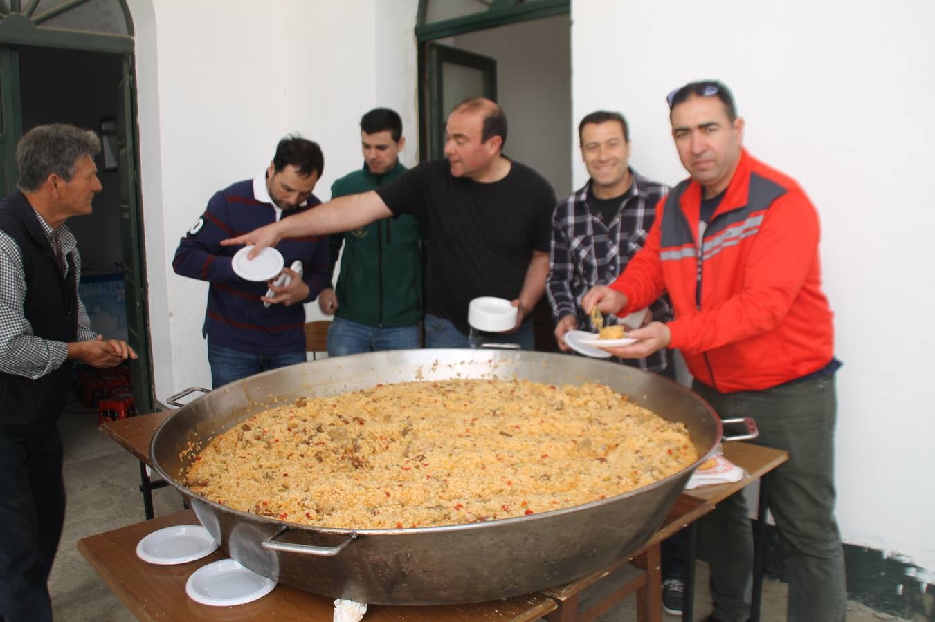 Costaleros y costaleras de la Semana Santa de Jerez de los Caballeros, Fiesta de Interés Turístico Nacional, han vivido este domingo una gran jornada de unión y convivencia y han recorrido las calles de la ciudad portando la solidaridad de numerosos vecinos y vecinas que han respondido a su llamamiento, '¡Échame kilos¡', aportando alimentos no perecederos con destino al almacén de alimentos que gestiona la Asamblea Local de Cruz Roja.Unos 200 costaleros y costaleras de las distintas Cofradías y Hermandades jerezanas, han participado en esta cita, por primera vez bajo la organización de la Asociación que les agrupa y junto con la Junta de Cofradías, disfrutando finalmente de un bonito encuentro en la Casa de la Iglesia