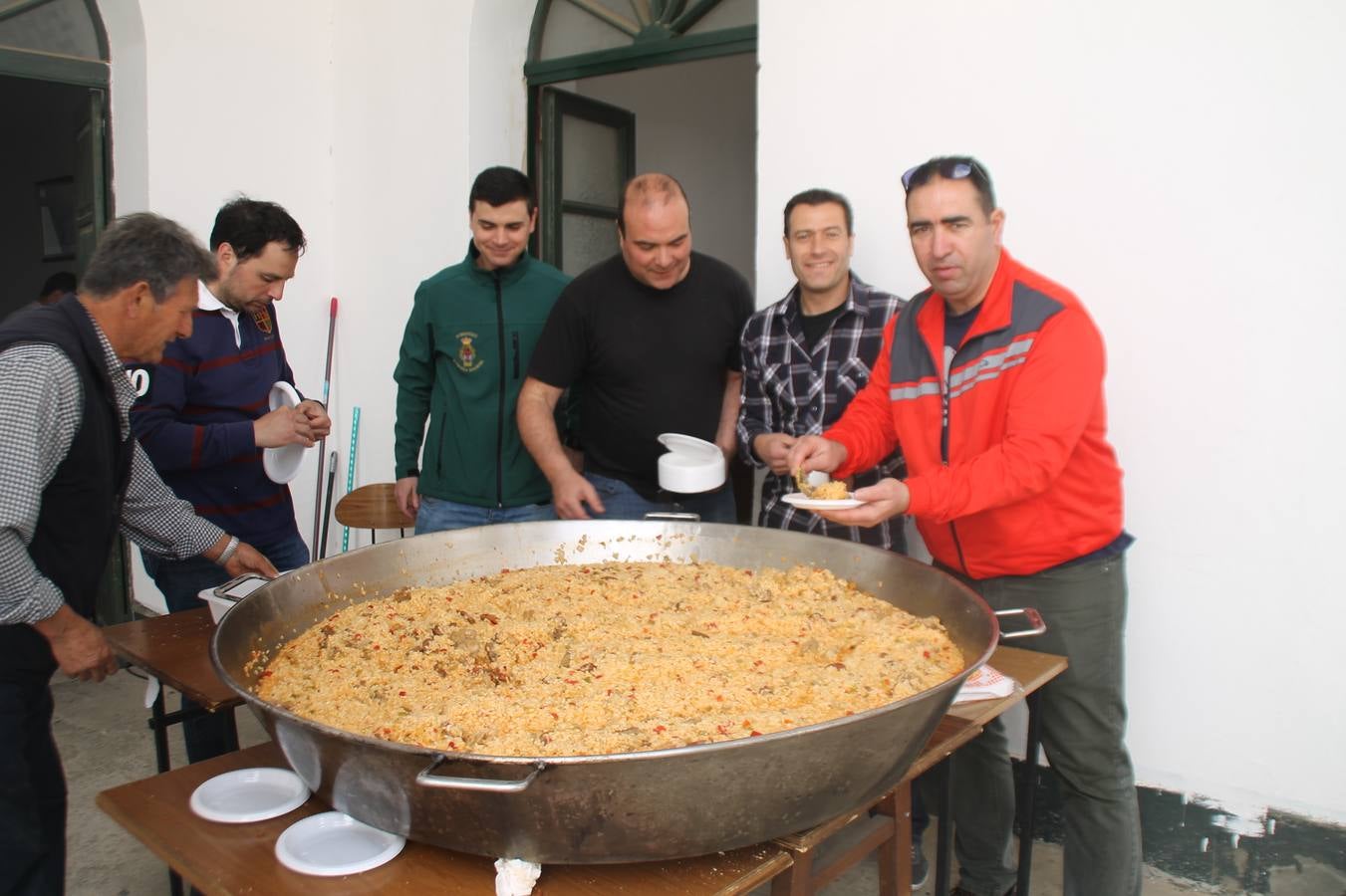 Costaleros y costaleras de la Semana Santa de Jerez de los Caballeros, Fiesta de Interés Turístico Nacional, han vivido este domingo una gran jornada de unión y convivencia y han recorrido las calles de la ciudad portando la solidaridad de numerosos vecinos y vecinas que han respondido a su llamamiento, '¡Échame kilos¡', aportando alimentos no perecederos con destino al almacén de alimentos que gestiona la Asamblea Local de Cruz Roja.Unos 200 costaleros y costaleras de las distintas Cofradías y Hermandades jerezanas, han participado en esta cita, por primera vez bajo la organización de la Asociación que les agrupa y junto con la Junta de Cofradías, disfrutando finalmente de un bonito encuentro en la Casa de la Iglesia