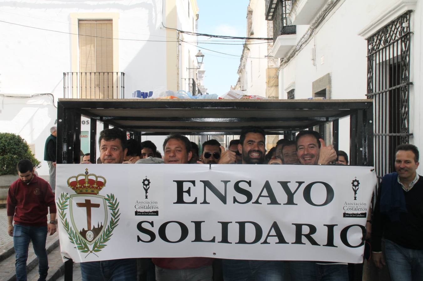 Costaleros y costaleras de la Semana Santa de Jerez de los Caballeros, Fiesta de Interés Turístico Nacional, han vivido este domingo una gran jornada de unión y convivencia y han recorrido las calles de la ciudad portando la solidaridad de numerosos vecinos y vecinas que han respondido a su llamamiento, '¡Échame kilos¡', aportando alimentos no perecederos con destino al almacén de alimentos que gestiona la Asamblea Local de Cruz Roja.Unos 200 costaleros y costaleras de las distintas Cofradías y Hermandades jerezanas, han participado en esta cita, por primera vez bajo la organización de la Asociación que les agrupa y junto con la Junta de Cofradías, disfrutando finalmente de un bonito encuentro en la Casa de la Iglesia