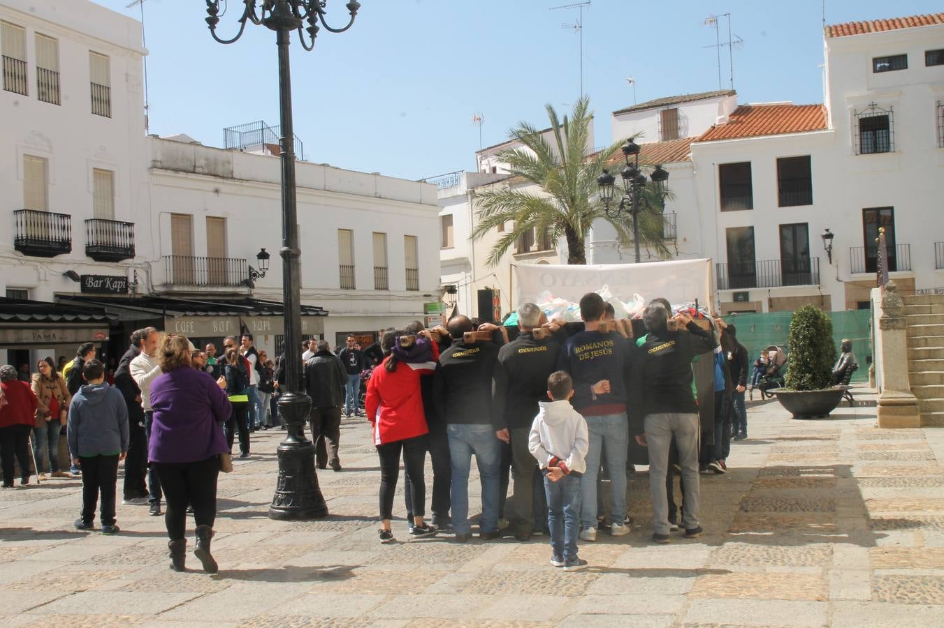 Costaleros y costaleras de la Semana Santa de Jerez de los Caballeros, Fiesta de Interés Turístico Nacional, han vivido este domingo una gran jornada de unión y convivencia y han recorrido las calles de la ciudad portando la solidaridad de numerosos vecinos y vecinas que han respondido a su llamamiento, '¡Échame kilos¡', aportando alimentos no perecederos con destino al almacén de alimentos que gestiona la Asamblea Local de Cruz Roja.Unos 200 costaleros y costaleras de las distintas Cofradías y Hermandades jerezanas, han participado en esta cita, por primera vez bajo la organización de la Asociación que les agrupa y junto con la Junta de Cofradías, disfrutando finalmente de un bonito encuentro en la Casa de la Iglesia