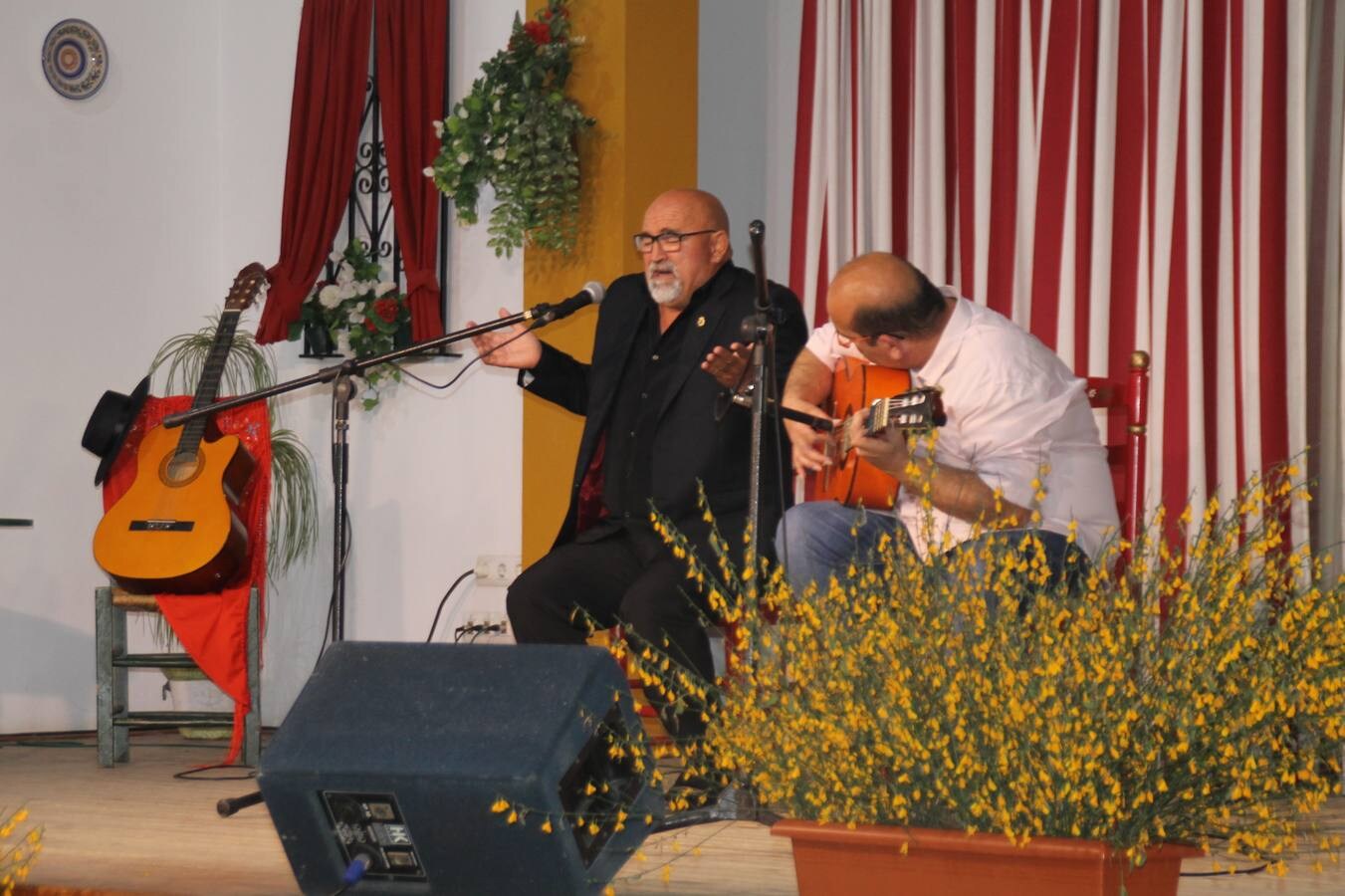 Ciriaco Hernández, en la categoría General y María de los Ángeles Macías, en la categoría Local, fueron los ganadores del II Concurso de fandangos 'Alfonso Labrador El Minaó' organizado por la Asociación cultural flamenca 'José Pérez de Guzmán' de Jerez de los Caballeros y celebrado en su sede con gran afluencia de público.