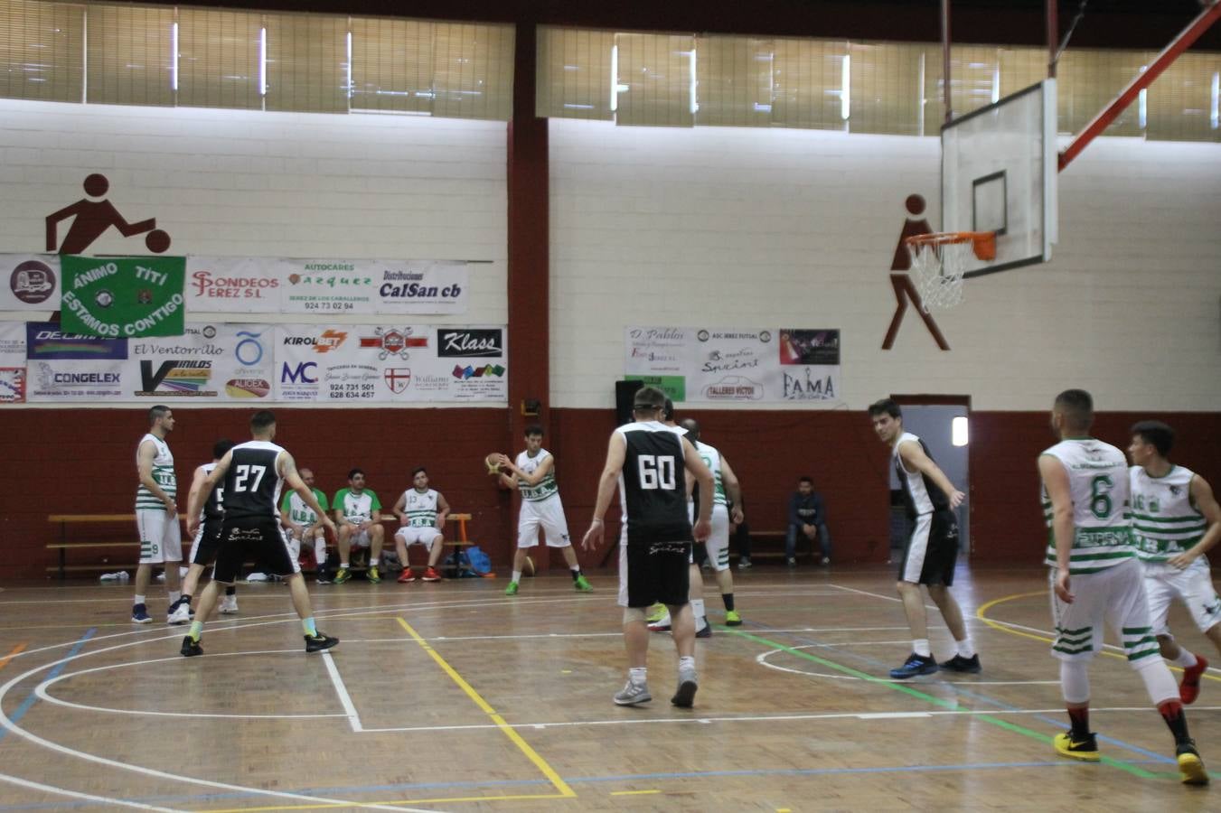 El Pabellón Municipal del Deportes 'Francisco José Rivera Montero' ha acogido en la matinal de este sábado una gran reunión de la familia del baloncesto en Jerez de los Caballeros. El marco ha sido el último partido de esta temporada que ha disputado el Club Baloncesto Xerixia ante la U.B.A Almendralejo, con una gran victoria de los locales por 70-65. 