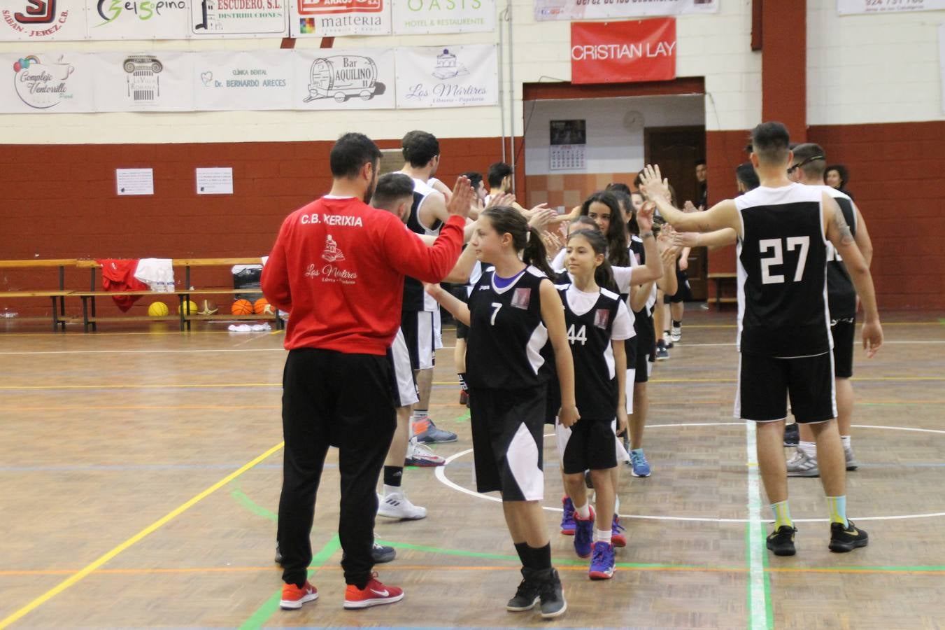 El Pabellón Municipal del Deportes 'Francisco José Rivera Montero' ha acogido en la matinal de este sábado una gran reunión de la familia del baloncesto en Jerez de los Caballeros. El marco ha sido el último partido de esta temporada que ha disputado el Club Baloncesto Xerixia ante la U.B.A Almendralejo, con una gran victoria de los locales por 70-65. 