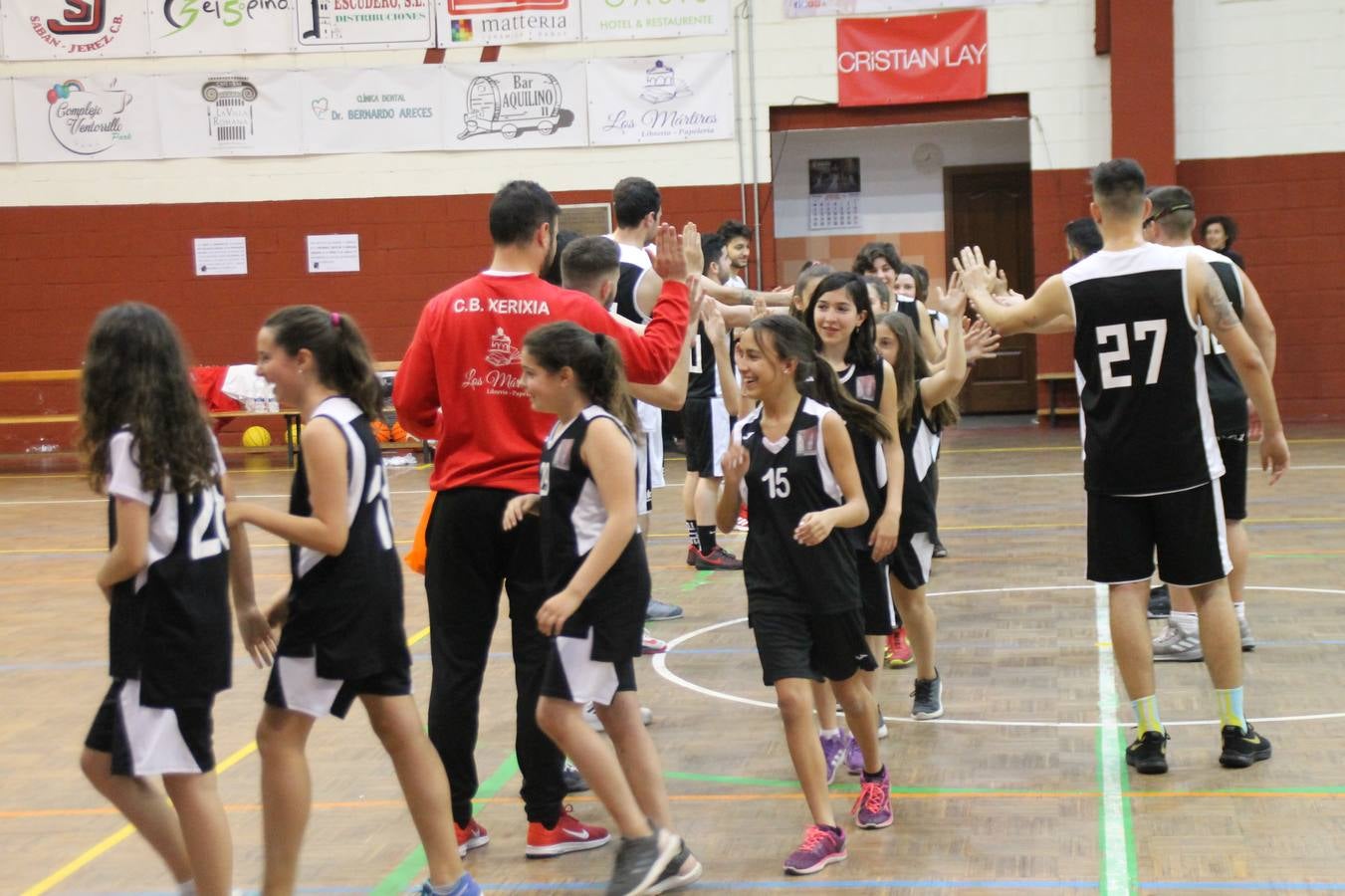 El Pabellón Municipal del Deportes 'Francisco José Rivera Montero' ha acogido en la matinal de este sábado una gran reunión de la familia del baloncesto en Jerez de los Caballeros. El marco ha sido el último partido de esta temporada que ha disputado el Club Baloncesto Xerixia ante la U.B.A Almendralejo, con una gran victoria de los locales por 70-65. 