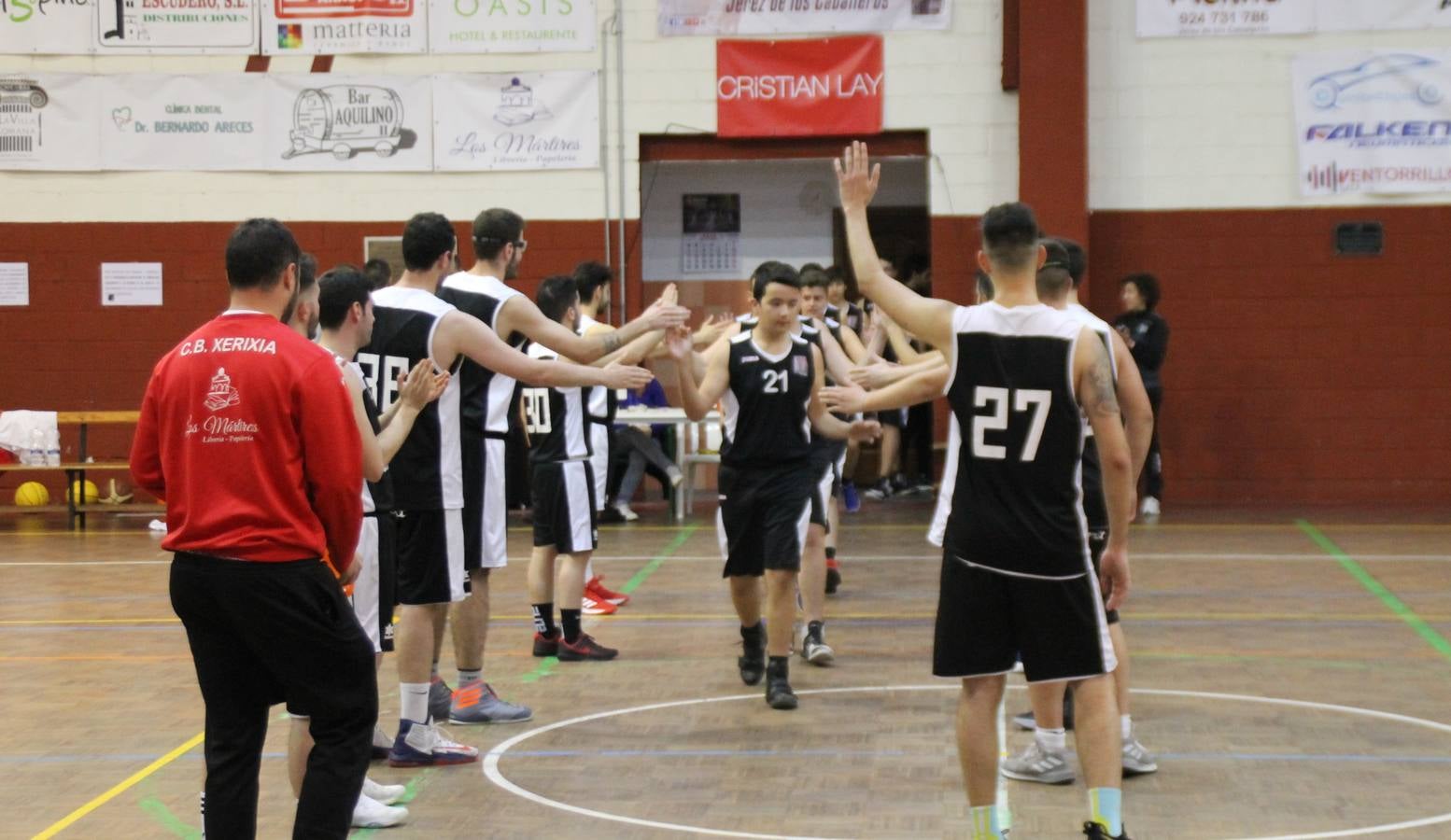 El Pabellón Municipal del Deportes 'Francisco José Rivera Montero' ha acogido en la matinal de este sábado una gran reunión de la familia del baloncesto en Jerez de los Caballeros. El marco ha sido el último partido de esta temporada que ha disputado el Club Baloncesto Xerixia ante la U.B.A Almendralejo, con una gran victoria de los locales por 70-65. 