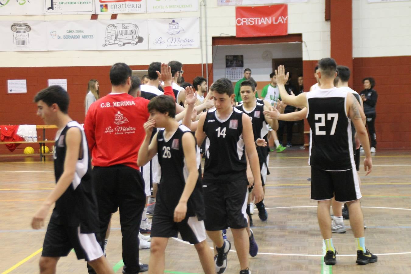 El Pabellón Municipal del Deportes 'Francisco José Rivera Montero' ha acogido en la matinal de este sábado una gran reunión de la familia del baloncesto en Jerez de los Caballeros. El marco ha sido el último partido de esta temporada que ha disputado el Club Baloncesto Xerixia ante la U.B.A Almendralejo, con una gran victoria de los locales por 70-65. 