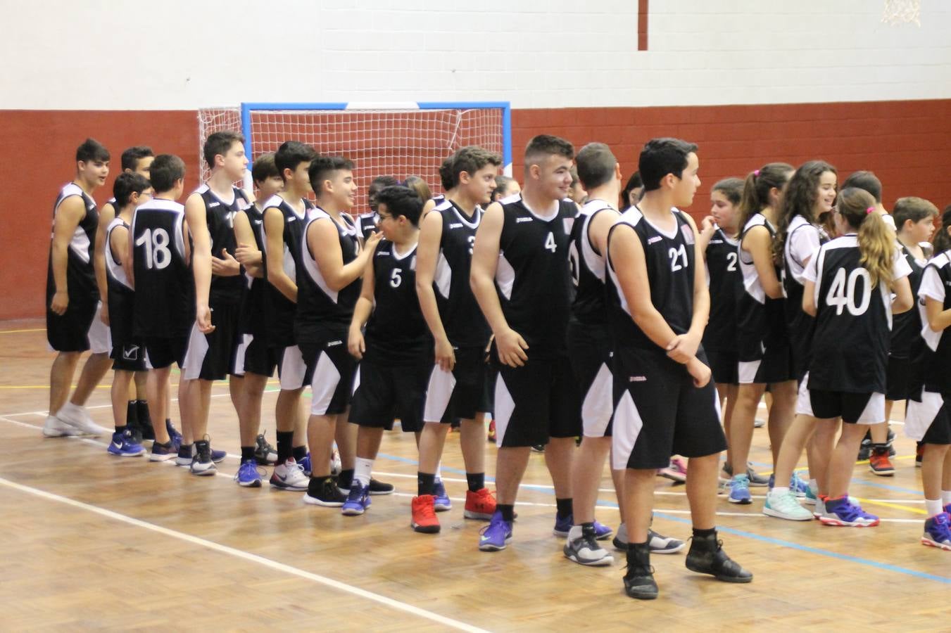 El Pabellón Municipal del Deportes 'Francisco José Rivera Montero' ha acogido en la matinal de este sábado una gran reunión de la familia del baloncesto en Jerez de los Caballeros. El marco ha sido el último partido de esta temporada que ha disputado el Club Baloncesto Xerixia ante la U.B.A Almendralejo, con una gran victoria de los locales por 70-65. 