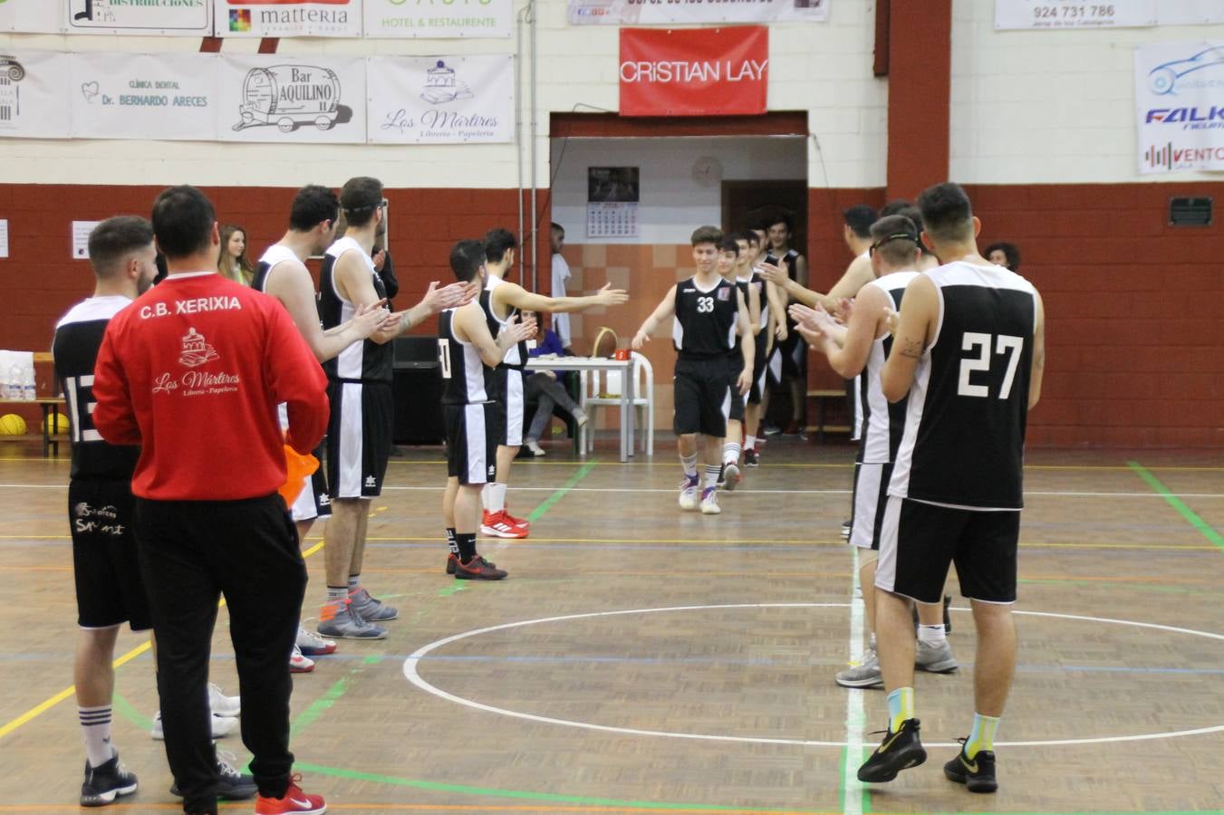 El Pabellón Municipal del Deportes 'Francisco José Rivera Montero' ha acogido en la matinal de este sábado una gran reunión de la familia del baloncesto en Jerez de los Caballeros. El marco ha sido el último partido de esta temporada que ha disputado el Club Baloncesto Xerixia ante la U.B.A Almendralejo, con una gran victoria de los locales por 70-65. 