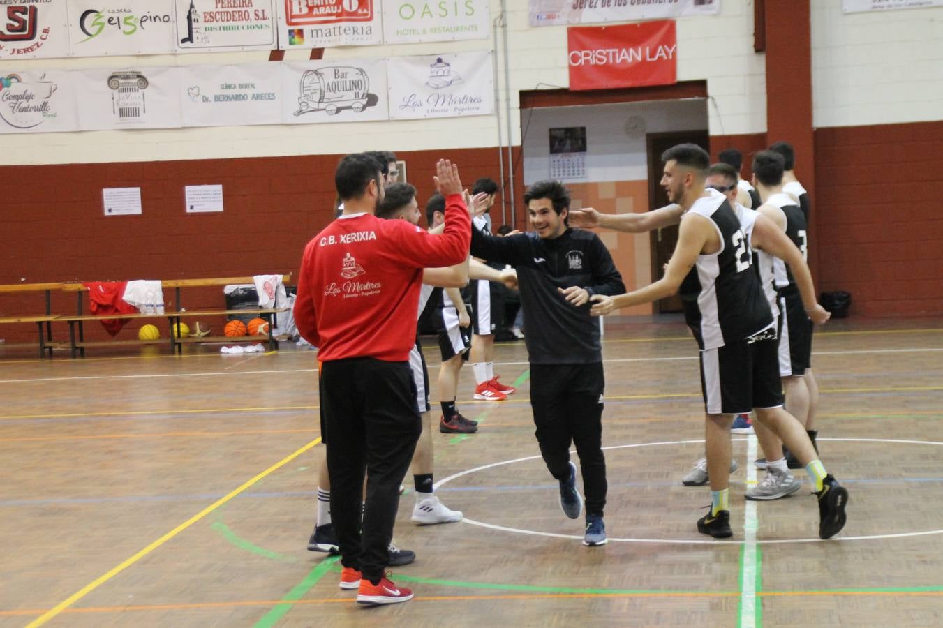 El Pabellón Municipal del Deportes 'Francisco José Rivera Montero' ha acogido en la matinal de este sábado una gran reunión de la familia del baloncesto en Jerez de los Caballeros. El marco ha sido el último partido de esta temporada que ha disputado el Club Baloncesto Xerixia ante la U.B.A Almendralejo, con una gran victoria de los locales por 70-65. 