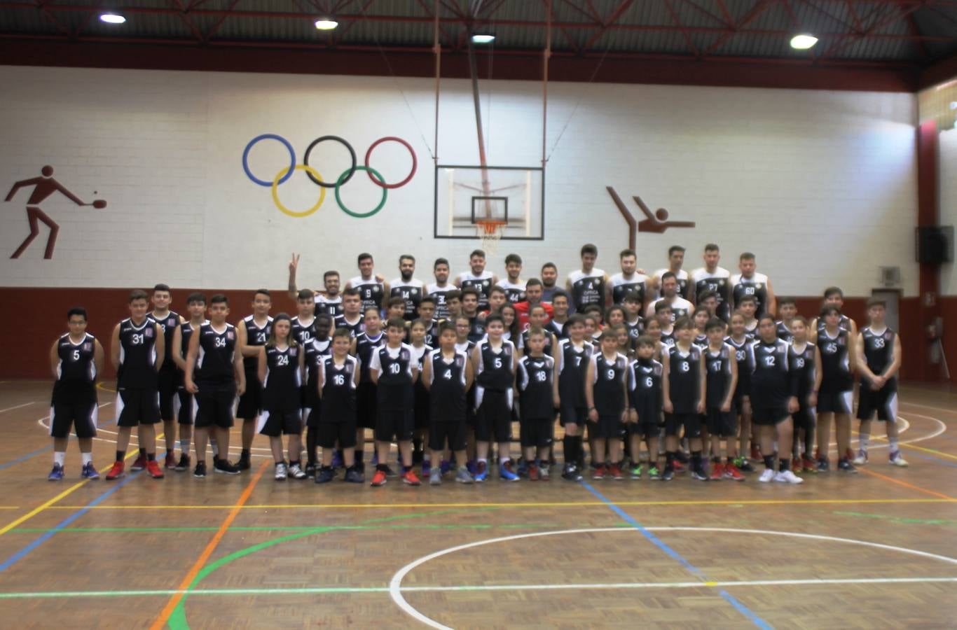 El Pabellón Municipal del Deportes 'Francisco José Rivera Montero' ha acogido en la matinal de este sábado una gran reunión de la familia del baloncesto en Jerez de los Caballeros. El marco ha sido el último partido de esta temporada que ha disputado el Club Baloncesto Xerixia ante la U.B.A Almendralejo, con una gran victoria de los locales por 70-65. 