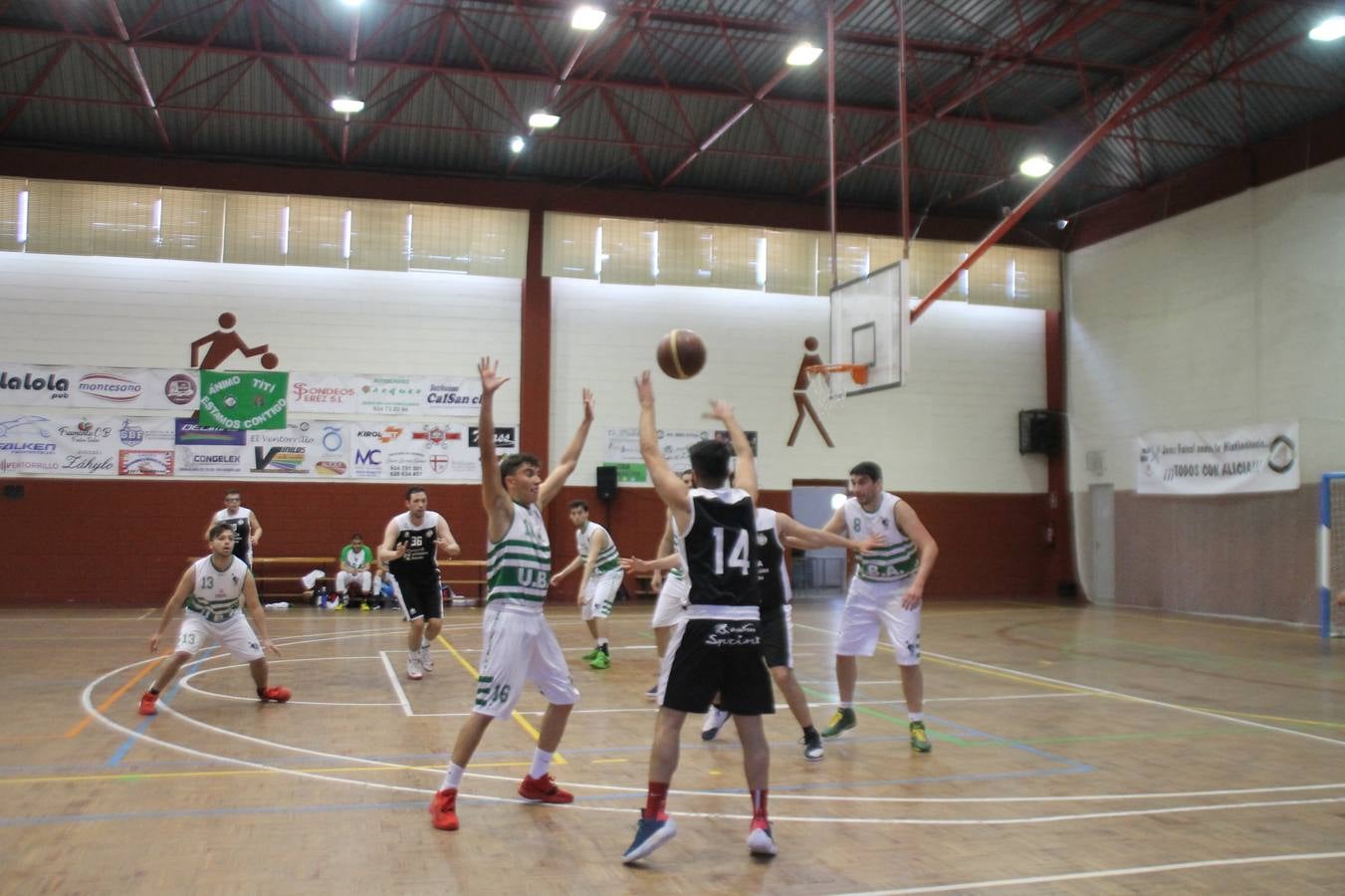 El Pabellón Municipal del Deportes 'Francisco José Rivera Montero' ha acogido en la matinal de este sábado una gran reunión de la familia del baloncesto en Jerez de los Caballeros. El marco ha sido el último partido de esta temporada que ha disputado el Club Baloncesto Xerixia ante la U.B.A Almendralejo, con una gran victoria de los locales por 70-65. 