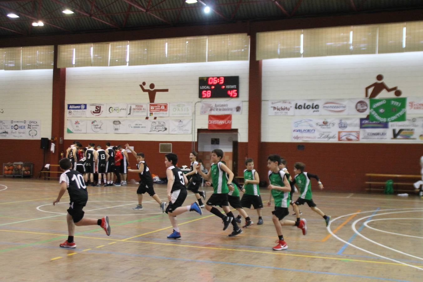 El Pabellón Municipal del Deportes 'Francisco José Rivera Montero' ha acogido en la matinal de este sábado una gran reunión de la familia del baloncesto en Jerez de los Caballeros. El marco ha sido el último partido de esta temporada que ha disputado el Club Baloncesto Xerixia ante la U.B.A Almendralejo, con una gran victoria de los locales por 70-65. 