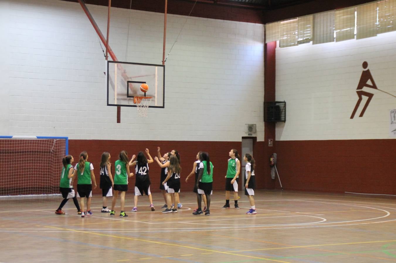El Pabellón Municipal del Deportes 'Francisco José Rivera Montero' ha acogido en la matinal de este sábado una gran reunión de la familia del baloncesto en Jerez de los Caballeros. El marco ha sido el último partido de esta temporada que ha disputado el Club Baloncesto Xerixia ante la U.B.A Almendralejo, con una gran victoria de los locales por 70-65. 