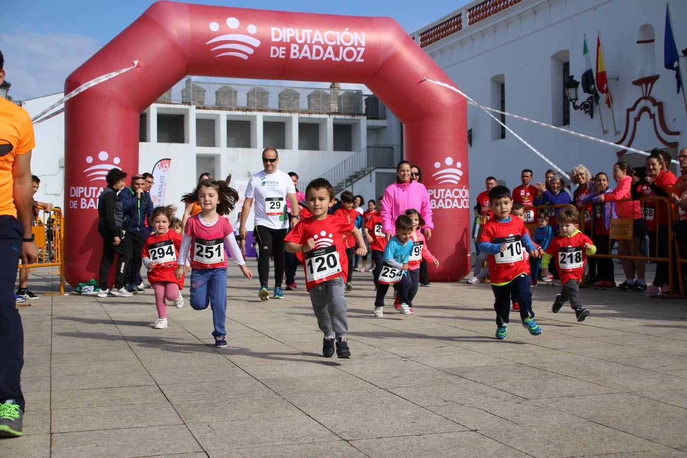 Jerez de los Caballeros ha acogido, esta mañana, la 'I Carrera de la Mujer', enmarcada dentro del programa 'Mujer y Deporte' de la Diputación de Badajoz y bajo el lema 'Nuestra meta, la igualdad'. Más de 300 personas, de todas las edades, se han dado cita en la Plaza de la Alcazaba y han recorrido las calles del municipio en una jornada que ha aunado deporte, solidaridad y reivindicación.