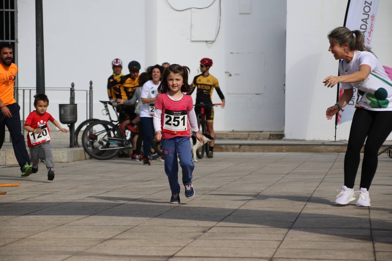 Jerez de los Caballeros ha acogido, esta mañana, la 'I Carrera de la Mujer', enmarcada dentro del programa 'Mujer y Deporte' de la Diputación de Badajoz y bajo el lema 'Nuestra meta, la igualdad'. Más de 300 personas, de todas las edades, se han dado cita en la Plaza de la Alcazaba y han recorrido las calles del municipio en una jornada que ha aunado deporte, solidaridad y reivindicación.