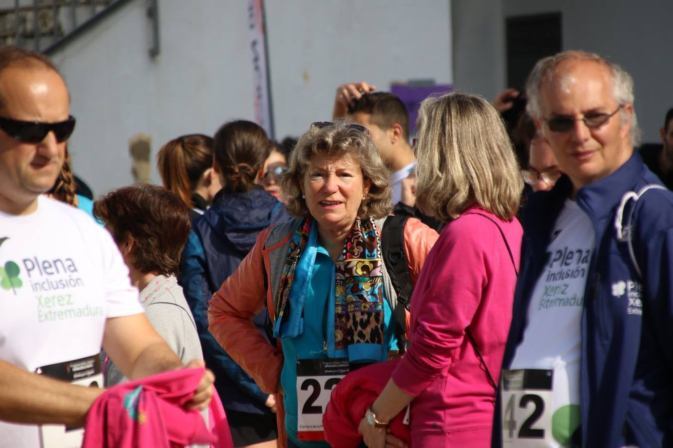 Jerez de los Caballeros ha acogido, esta mañana, la 'I Carrera de la Mujer', enmarcada dentro del programa 'Mujer y Deporte' de la Diputación de Badajoz y bajo el lema 'Nuestra meta, la igualdad'. Más de 300 personas, de todas las edades, se han dado cita en la Plaza de la Alcazaba y han recorrido las calles del municipio en una jornada que ha aunado deporte, solidaridad y reivindicación.