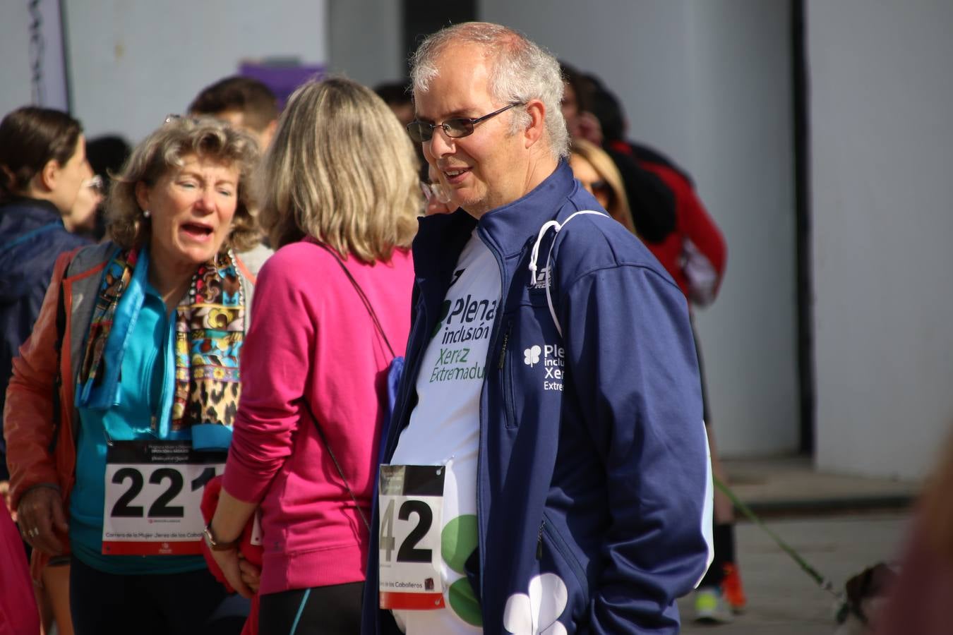 Jerez de los Caballeros ha acogido, esta mañana, la 'I Carrera de la Mujer', enmarcada dentro del programa 'Mujer y Deporte' de la Diputación de Badajoz y bajo el lema 'Nuestra meta, la igualdad'. Más de 300 personas, de todas las edades, se han dado cita en la Plaza de la Alcazaba y han recorrido las calles del municipio en una jornada que ha aunado deporte, solidaridad y reivindicación.
