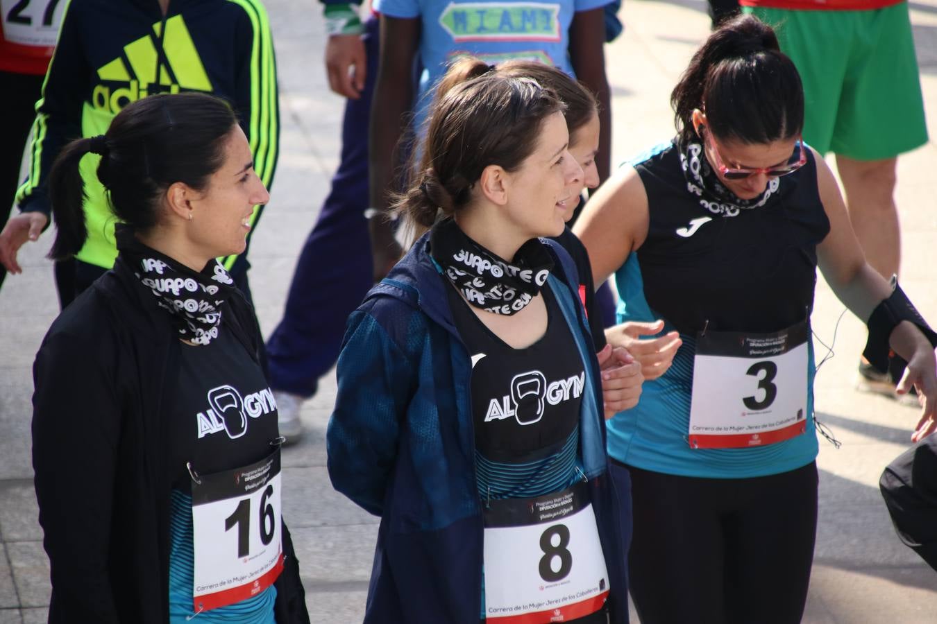 Jerez de los Caballeros ha acogido, esta mañana, la 'I Carrera de la Mujer', enmarcada dentro del programa 'Mujer y Deporte' de la Diputación de Badajoz y bajo el lema 'Nuestra meta, la igualdad'. Más de 300 personas, de todas las edades, se han dado cita en la Plaza de la Alcazaba y han recorrido las calles del municipio en una jornada que ha aunado deporte, solidaridad y reivindicación.