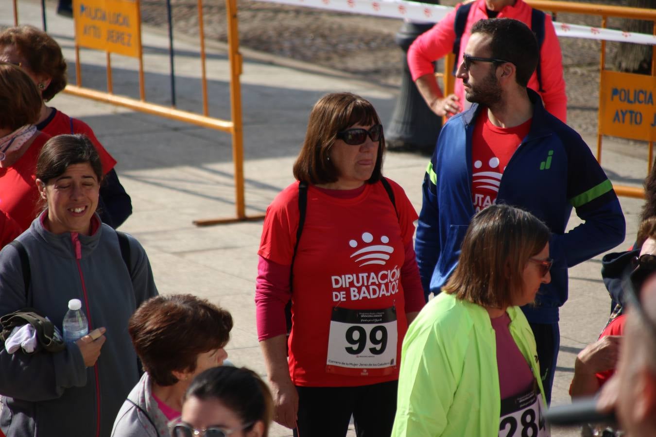 Jerez de los Caballeros ha acogido, esta mañana, la 'I Carrera de la Mujer', enmarcada dentro del programa 'Mujer y Deporte' de la Diputación de Badajoz y bajo el lema 'Nuestra meta, la igualdad'. Más de 300 personas, de todas las edades, se han dado cita en la Plaza de la Alcazaba y han recorrido las calles del municipio en una jornada que ha aunado deporte, solidaridad y reivindicación.