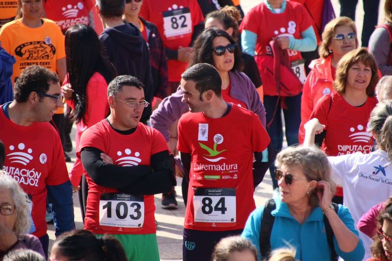 Jerez de los Caballeros ha acogido, esta mañana, la 'I Carrera de la Mujer', enmarcada dentro del programa 'Mujer y Deporte' de la Diputación de Badajoz y bajo el lema 'Nuestra meta, la igualdad'. Más de 300 personas, de todas las edades, se han dado cita en la Plaza de la Alcazaba y han recorrido las calles del municipio en una jornada que ha aunado deporte, solidaridad y reivindicación.