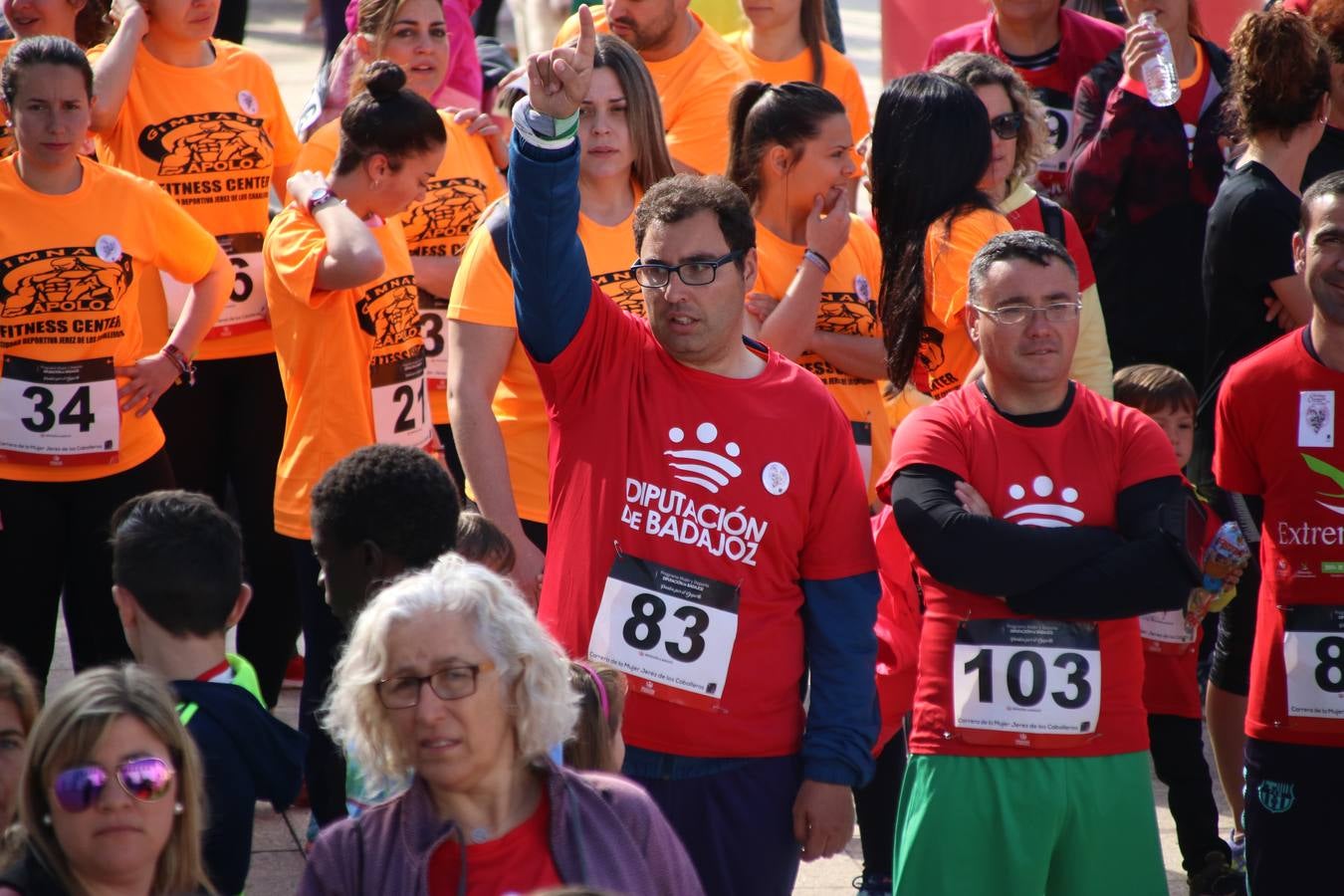 Jerez de los Caballeros ha acogido, esta mañana, la 'I Carrera de la Mujer', enmarcada dentro del programa 'Mujer y Deporte' de la Diputación de Badajoz y bajo el lema 'Nuestra meta, la igualdad'. Más de 300 personas, de todas las edades, se han dado cita en la Plaza de la Alcazaba y han recorrido las calles del municipio en una jornada que ha aunado deporte, solidaridad y reivindicación.